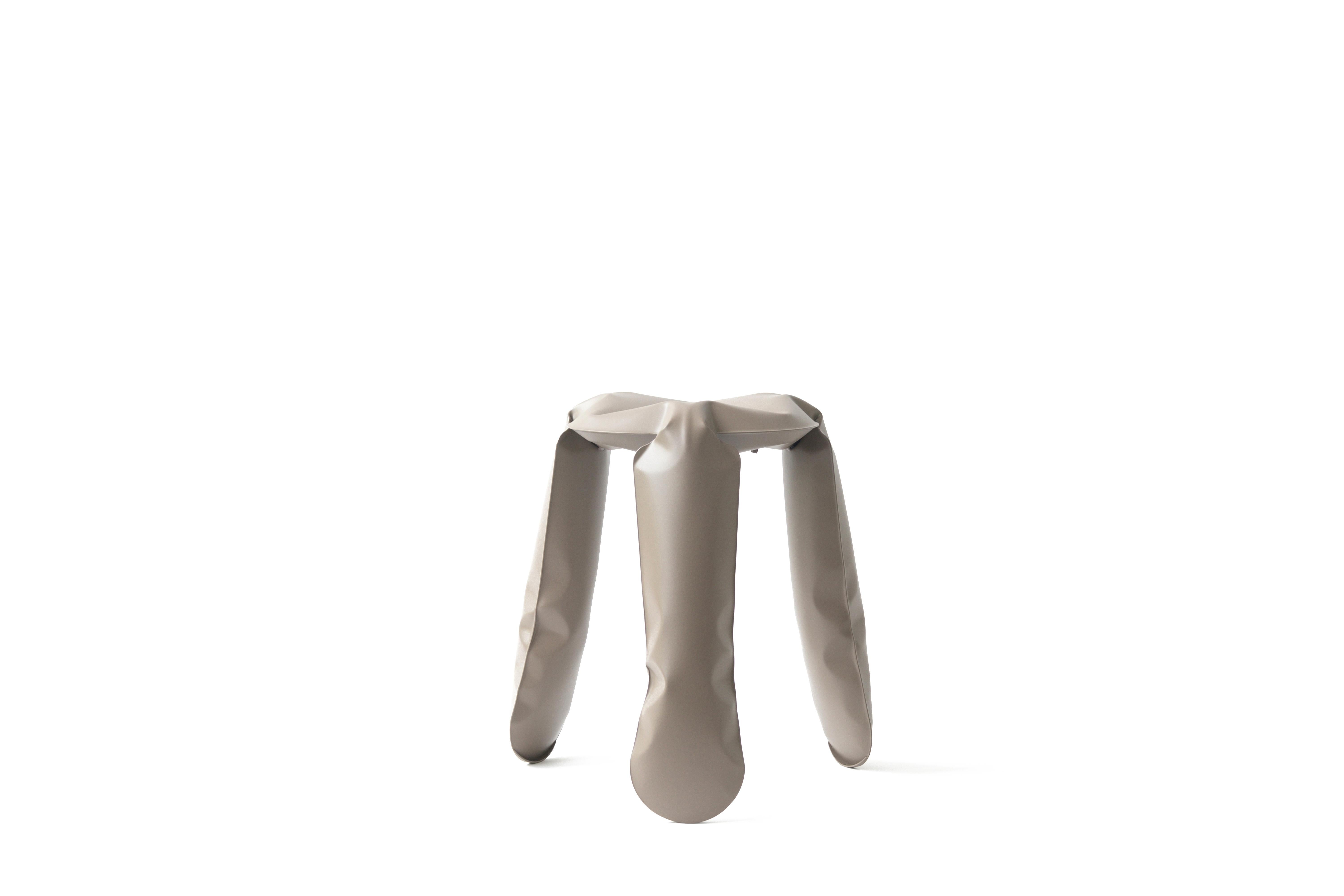 Tabouret Standard Plopp en aluminium gris beige par Zieta
Dimensions : D 35 x H 50 cm 
MATERIAL : Aluminium. 
Finition : Revêtement en poudre. 
Disponible en couleurs : Graphite, gris mousse, gris umbra, gris beige, gris bleu. Disponibles en acier