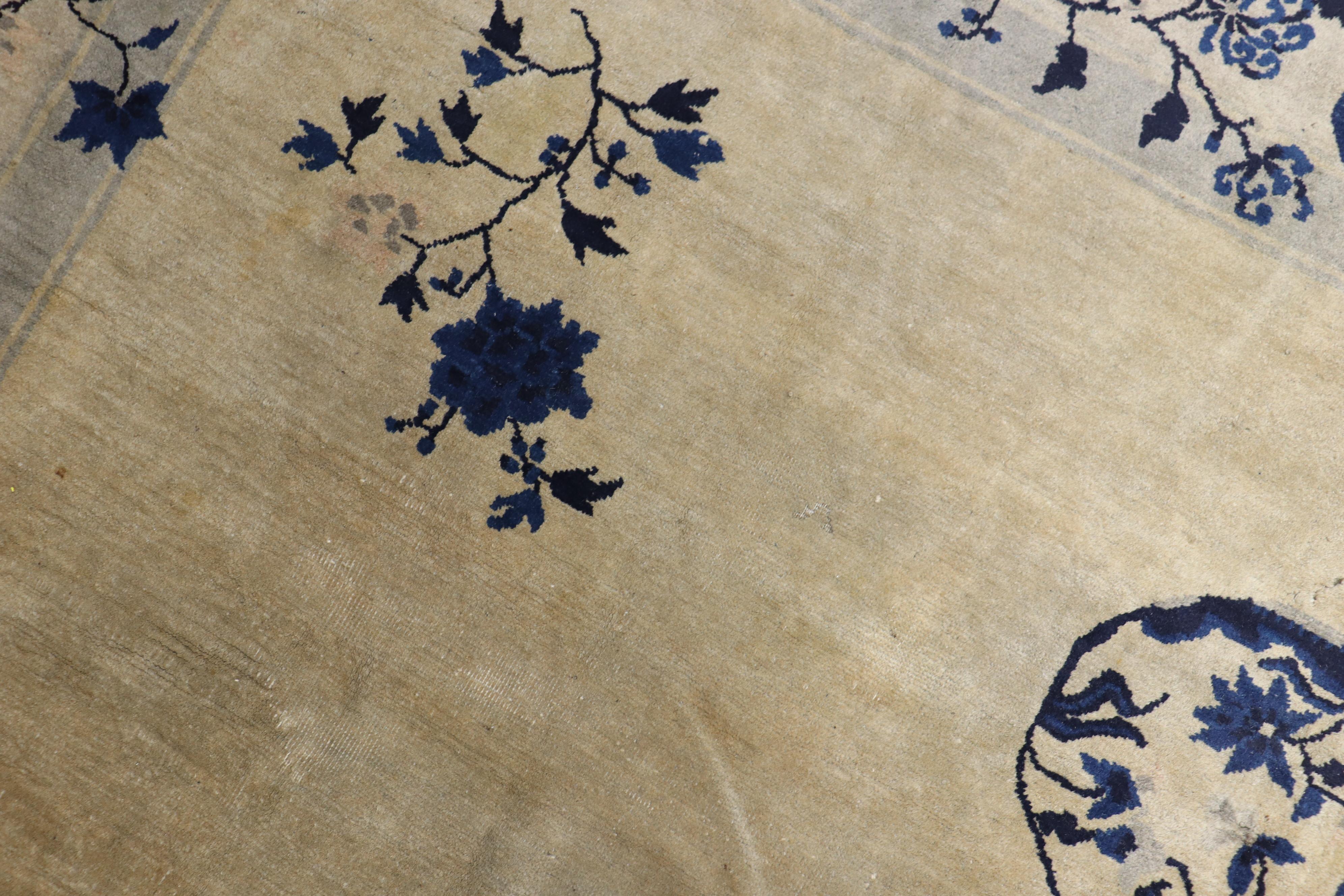 Chinesischer Peking-Teppich in Beige, Grau und Grau im Angebot 2