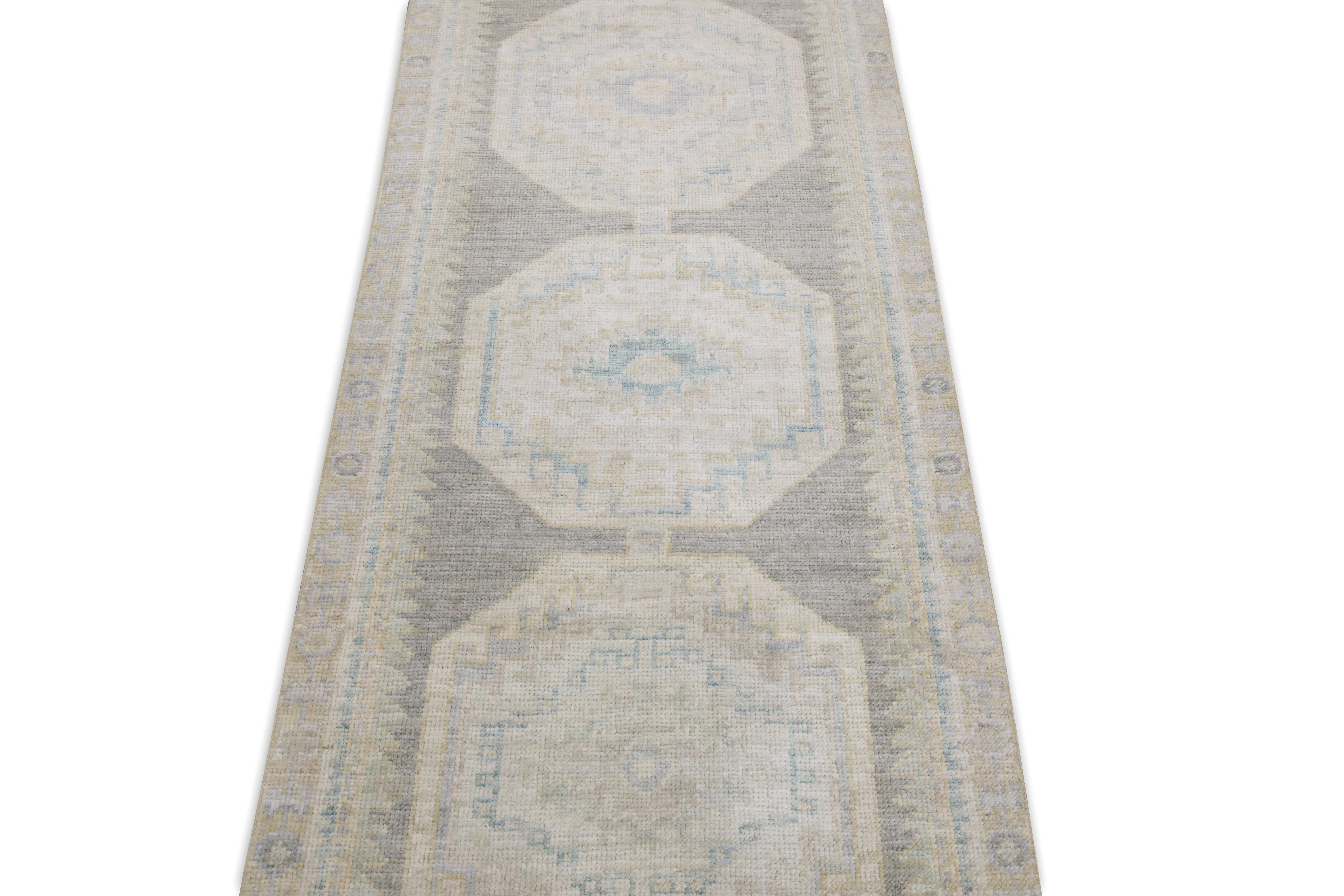 Runner Oushak turco in lana intrecciata a mano beige e grigio 2'9