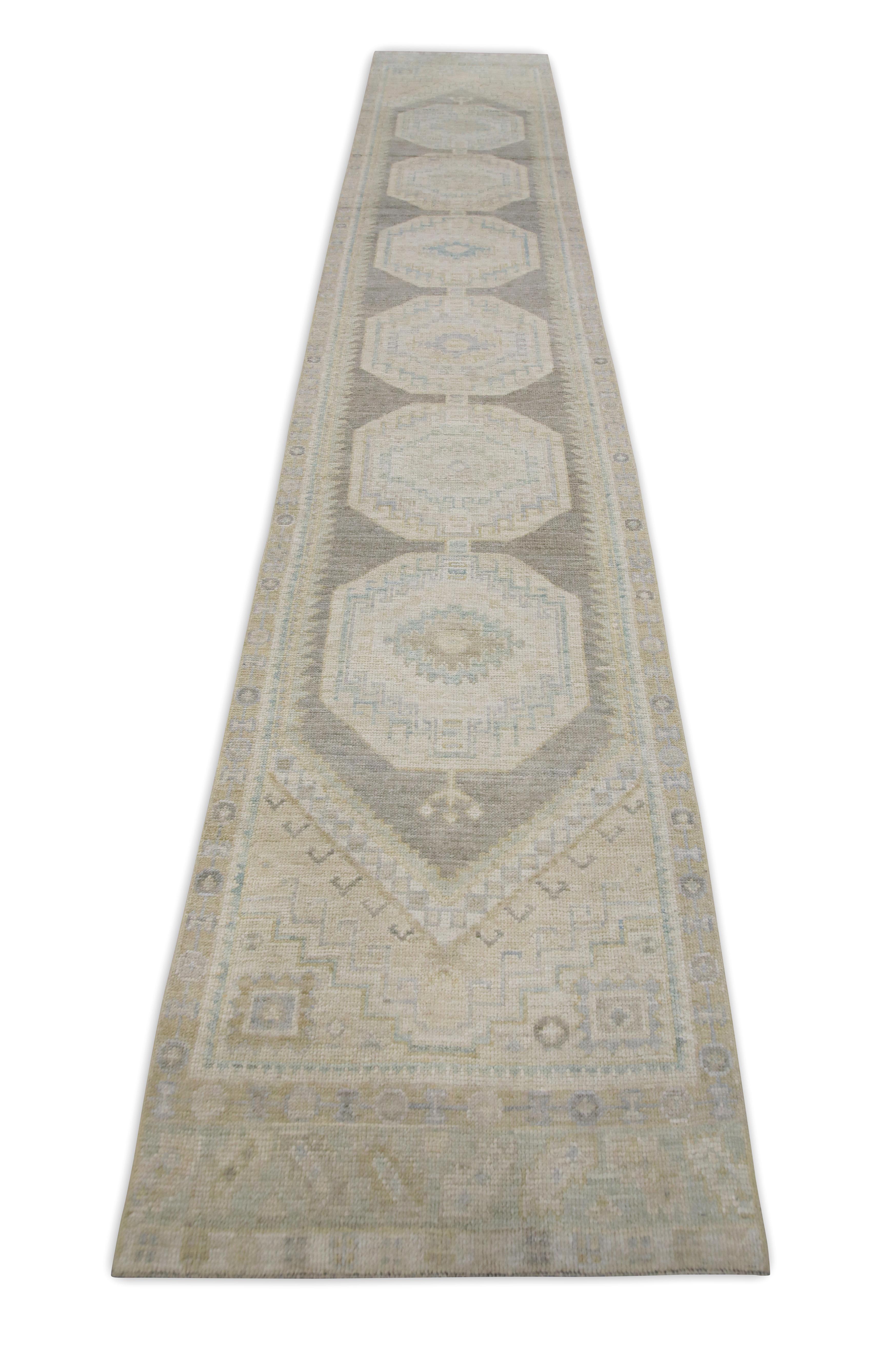 XXI secolo e contemporaneo Runner Oushak turco in lana intrecciata a mano beige e grigio 2'9