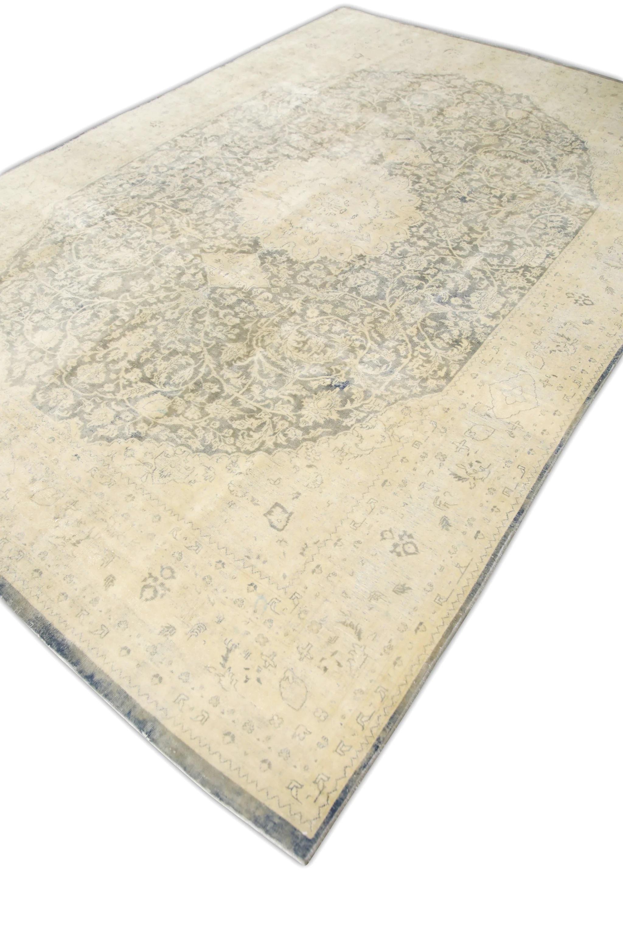 Cet exquis tapis Oushak turc vintage est un exemple stupéfiant de savoir-faire traditionnel et de beauté intemporelle. Noué à la main à partir de fibres de laine de qualité supérieure, ce tapis présente des motifs complexes et des couleurs vives qui