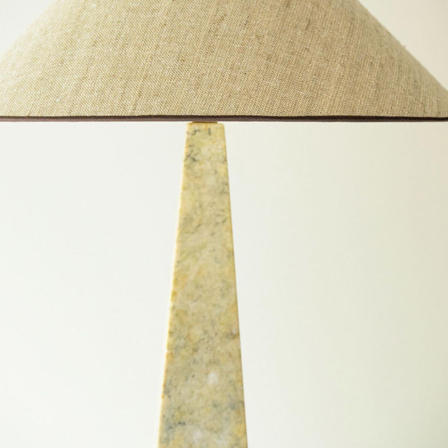 Francese Lampada da tavolo in marmo grigio verde beige, paralume beige in seta di R. Houben in vendita