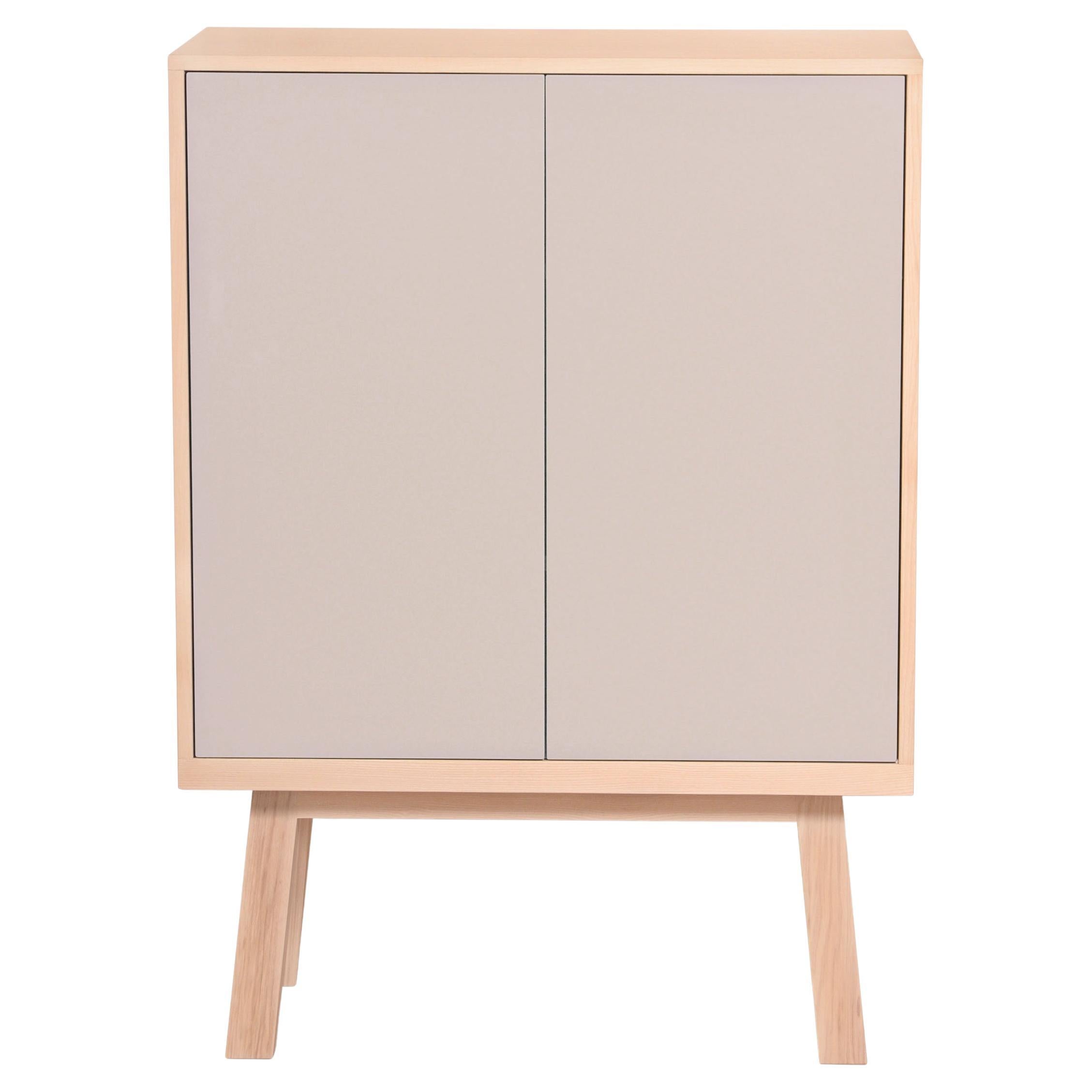 Armoire à 2 portes grise et beige dans un design de style scandinave