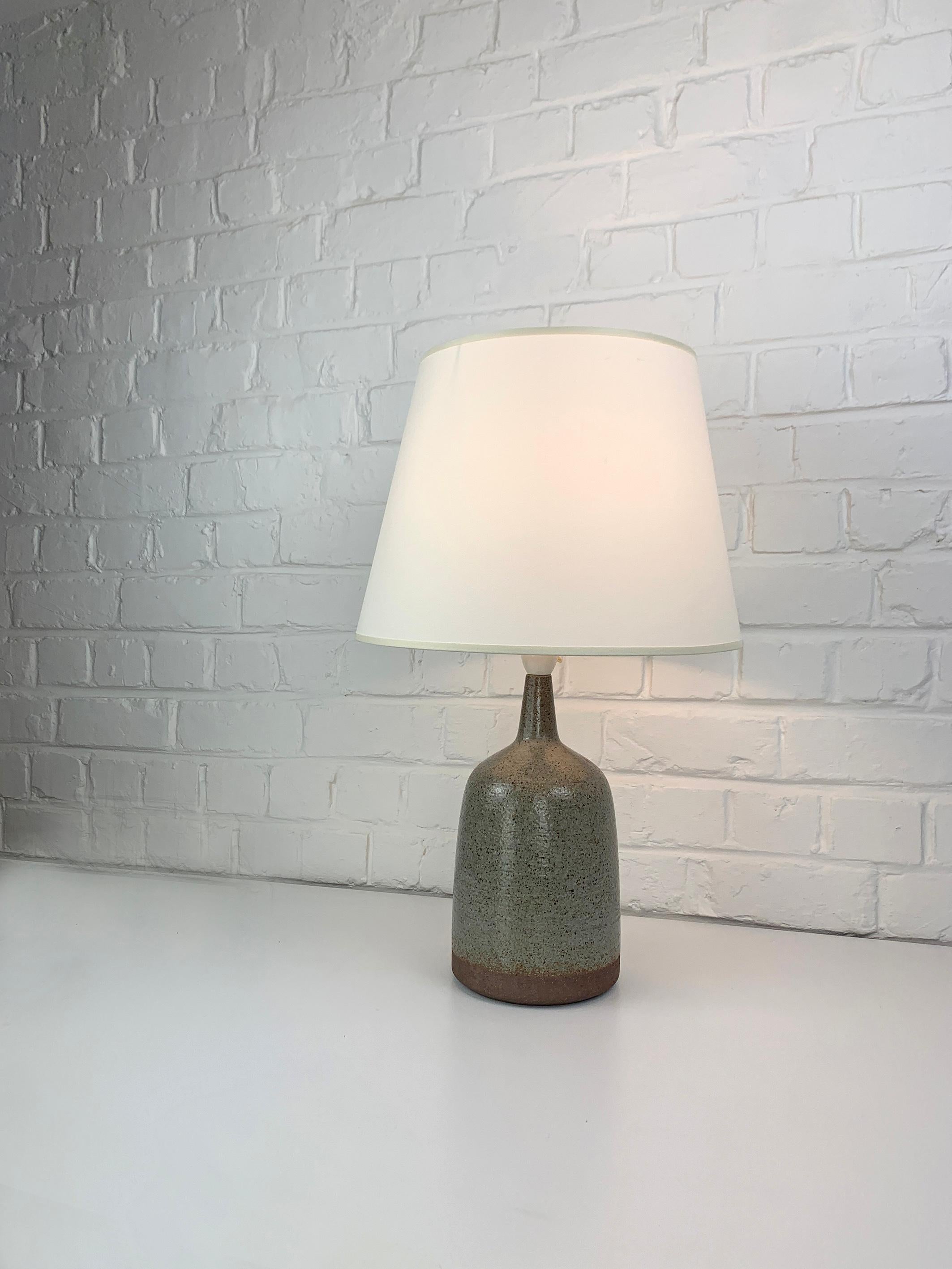 Lampe de table modèle DL45 produite par Palshus (Danemark).

La base de la lampe est recouverte d'une glaçure beige-gris et le fond est en chamotte naturelle. L'argile chamottée donne une surface naturelle et vivante. Il est signé sous la base (PLS