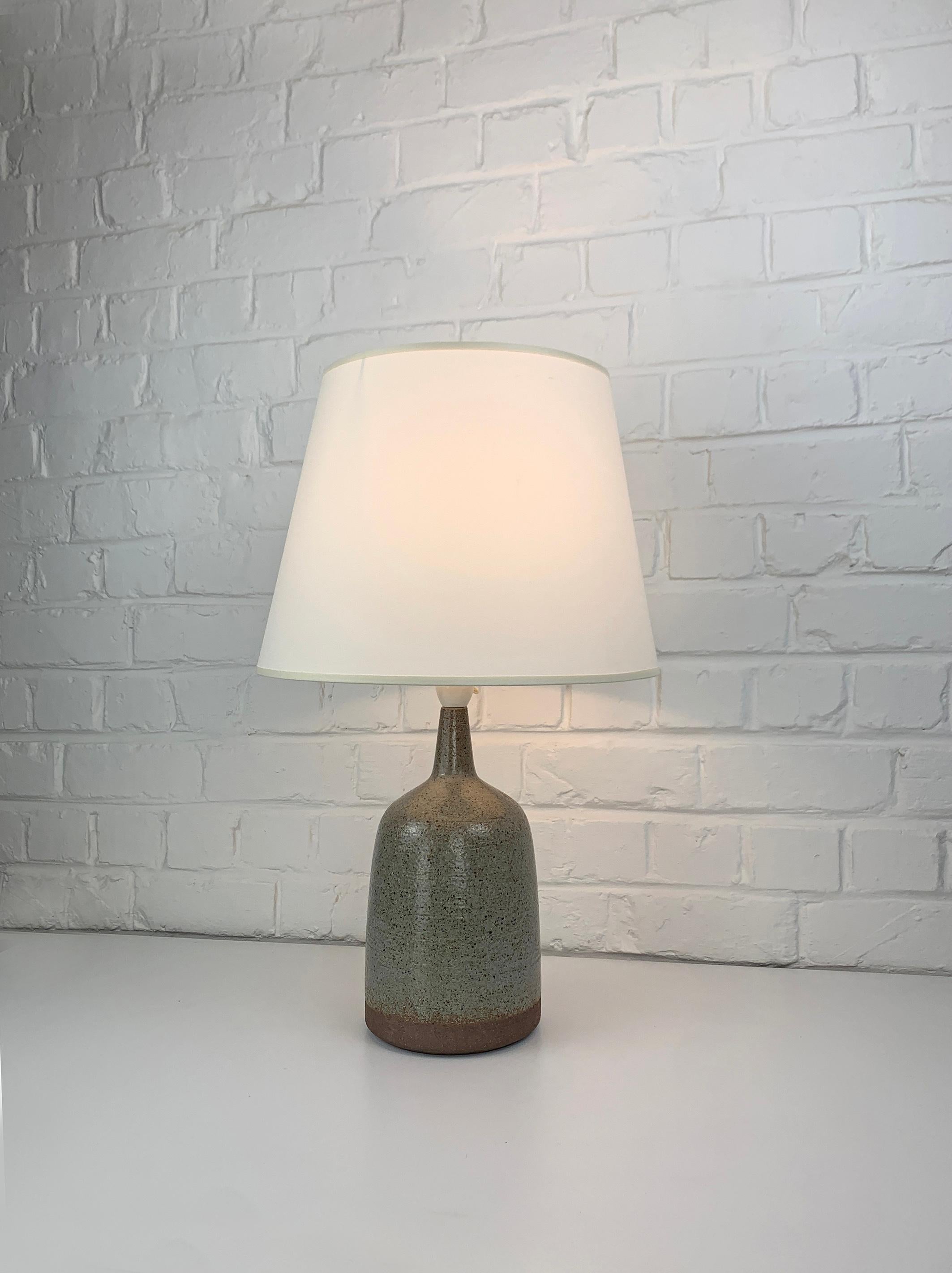 Scandinave moderne Beige-Grey Lampe de table en céramique Palshus Denmark Grès de Linnemann-Schmidt en vente