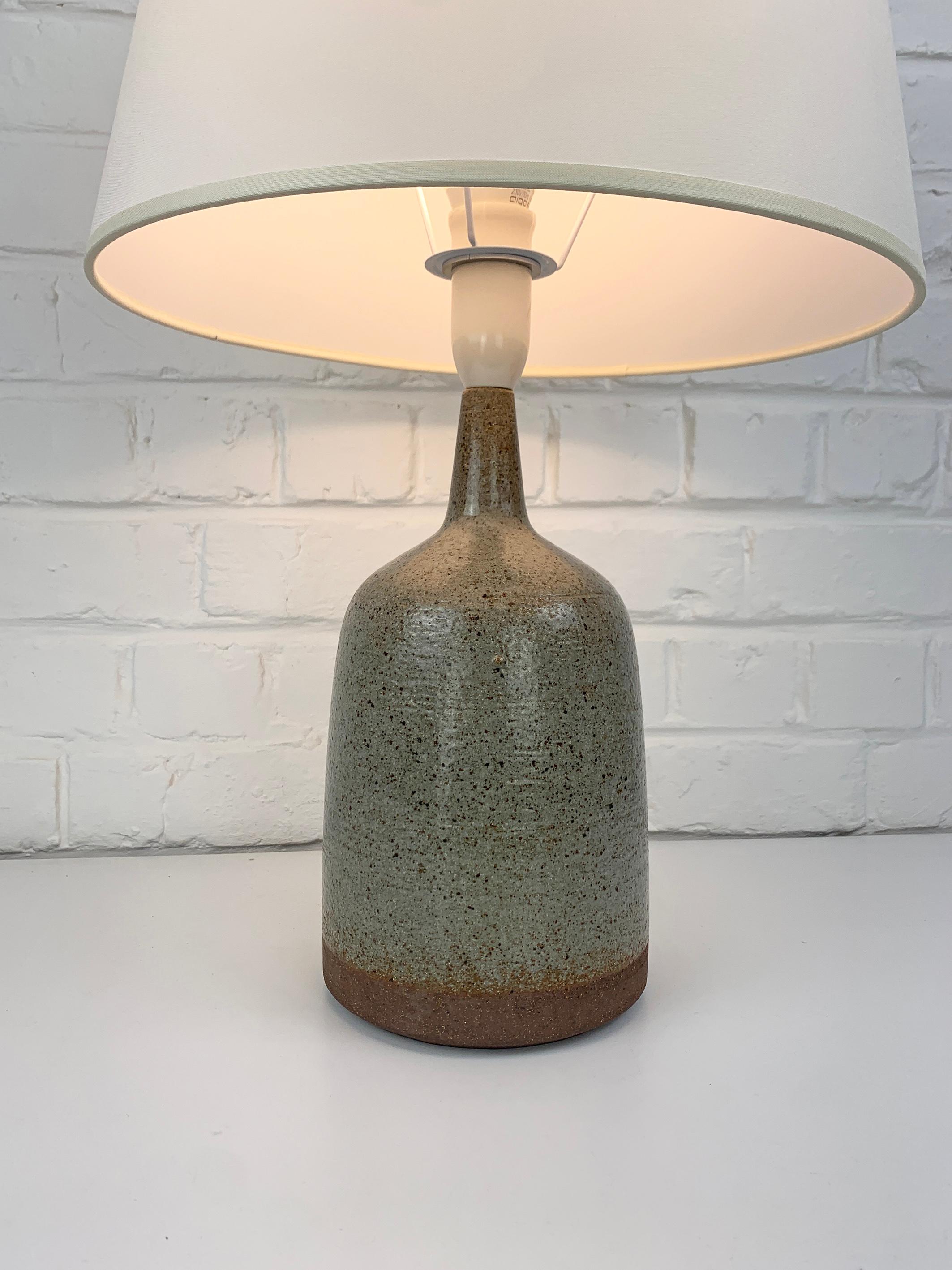 Beige-graue Keramik-Tischlampe Palshus Dänemark Linnemann-Schmidt Steingut (Handgefertigt) im Angebot
