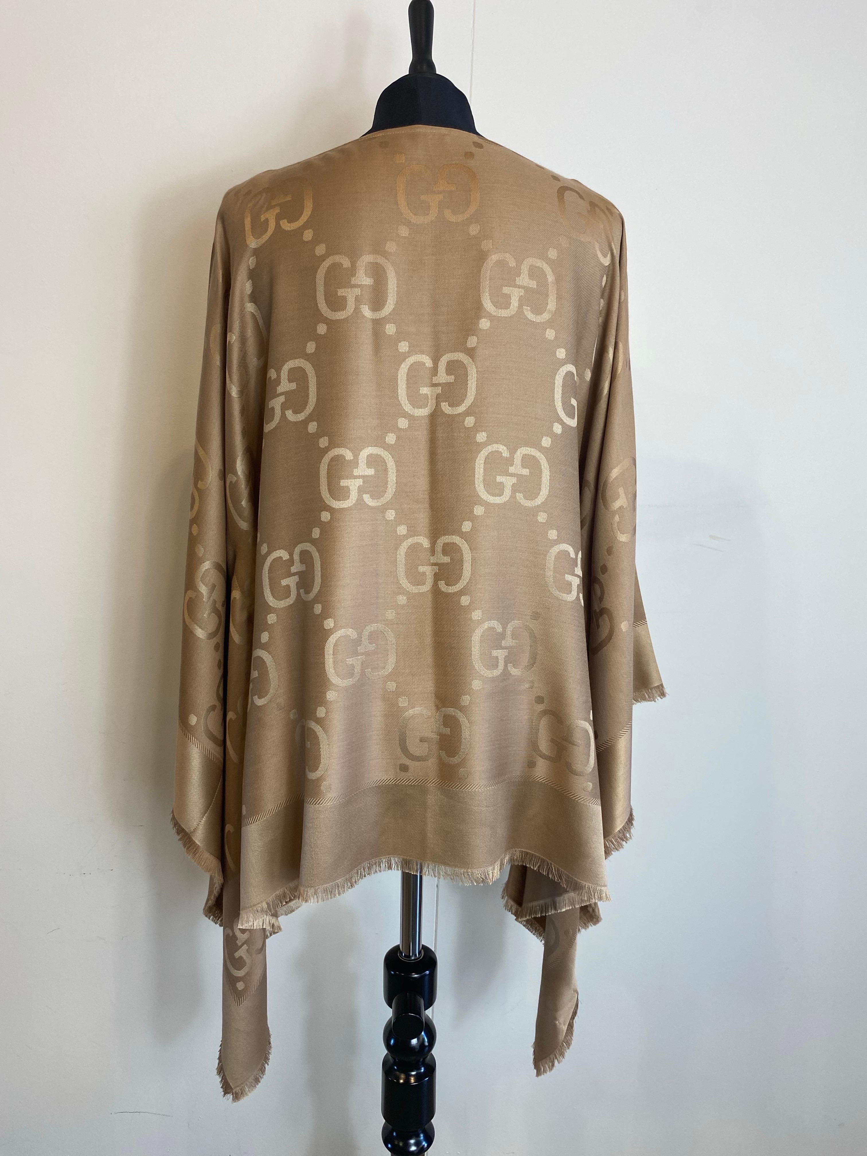 Beige Gucci Cape.
Fits most sizes.
Composition label not present, seems to be a silk blend.
Length 70 cm.
Excellent condition.