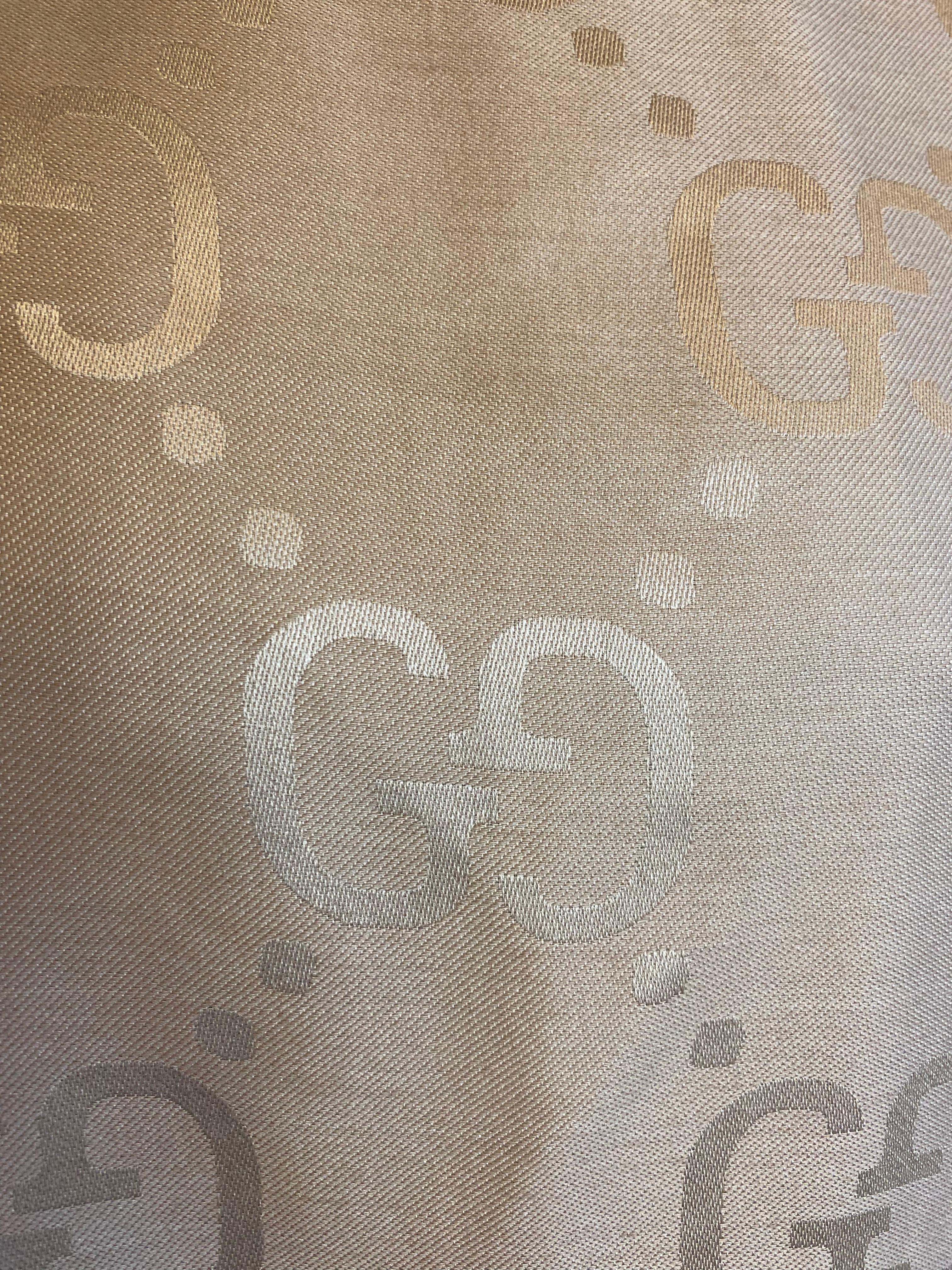 Beige Gucci Cape. In Excellent Condition In Carnate, IT