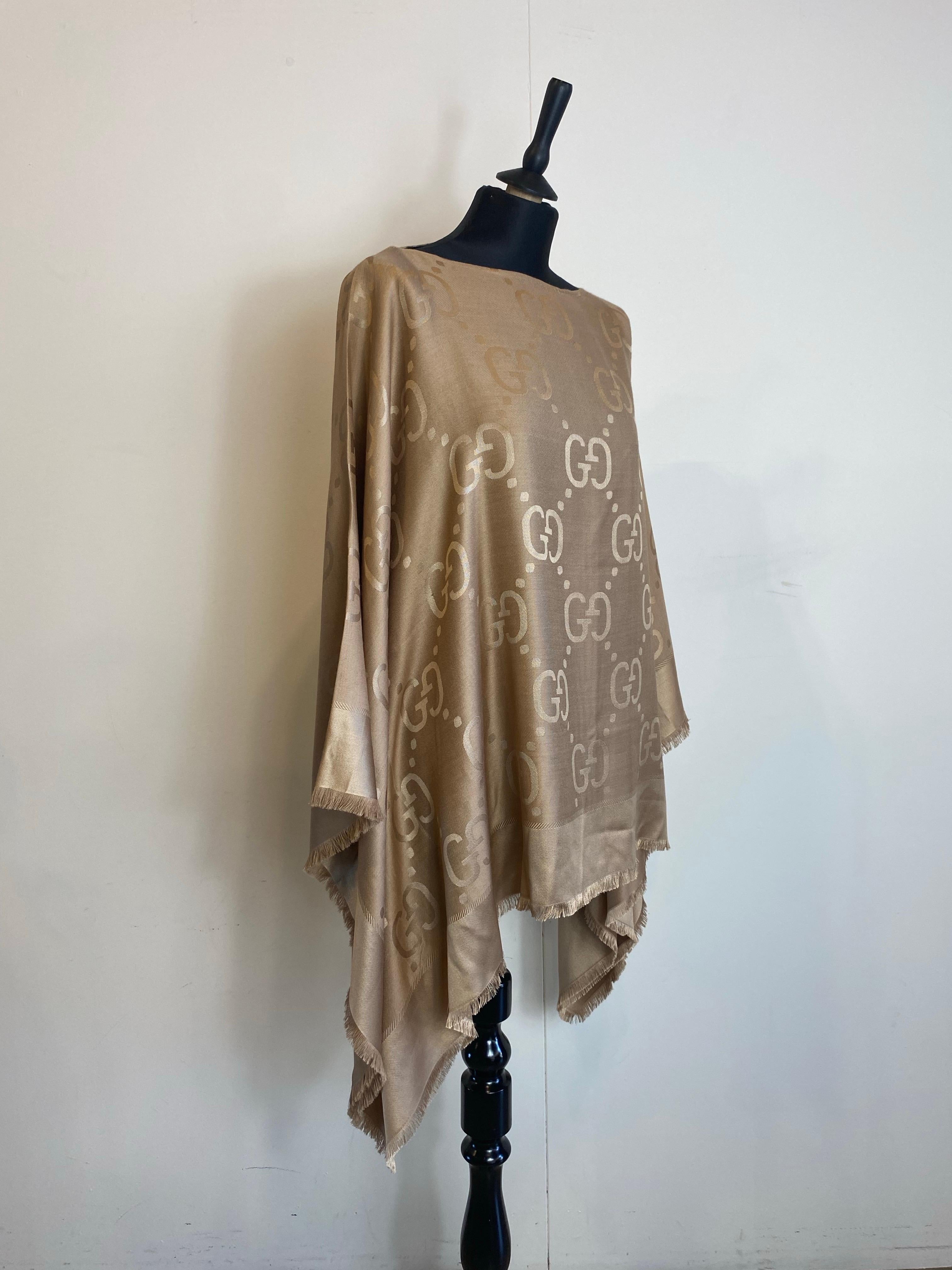 Women's or Men's Beige Gucci Cape.