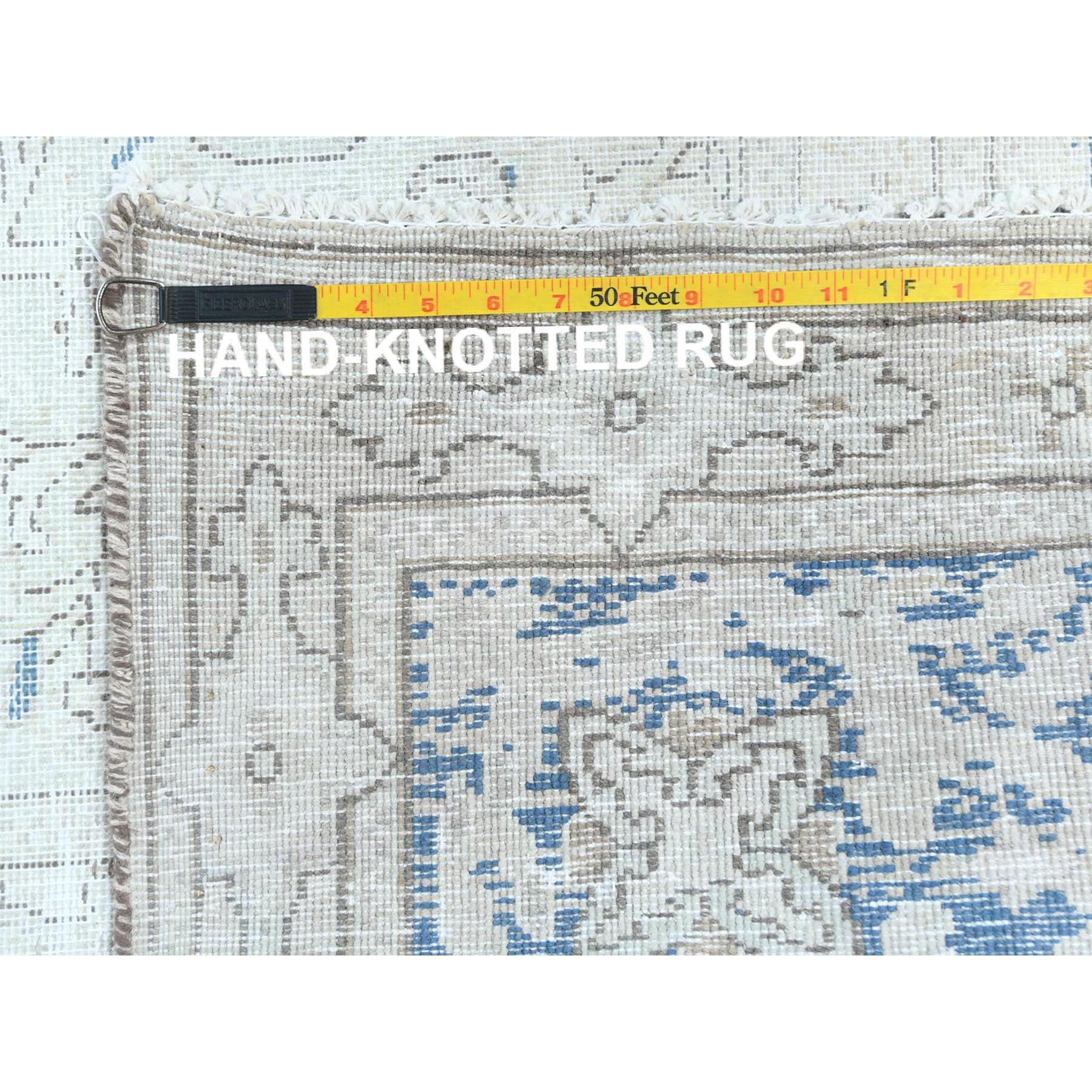 Handgeknüpfter, dünner, getragener, alter, persischer Kerman-Teppich aus Wolle im Used-Look in Beige, handgeknüpft im Angebot 6