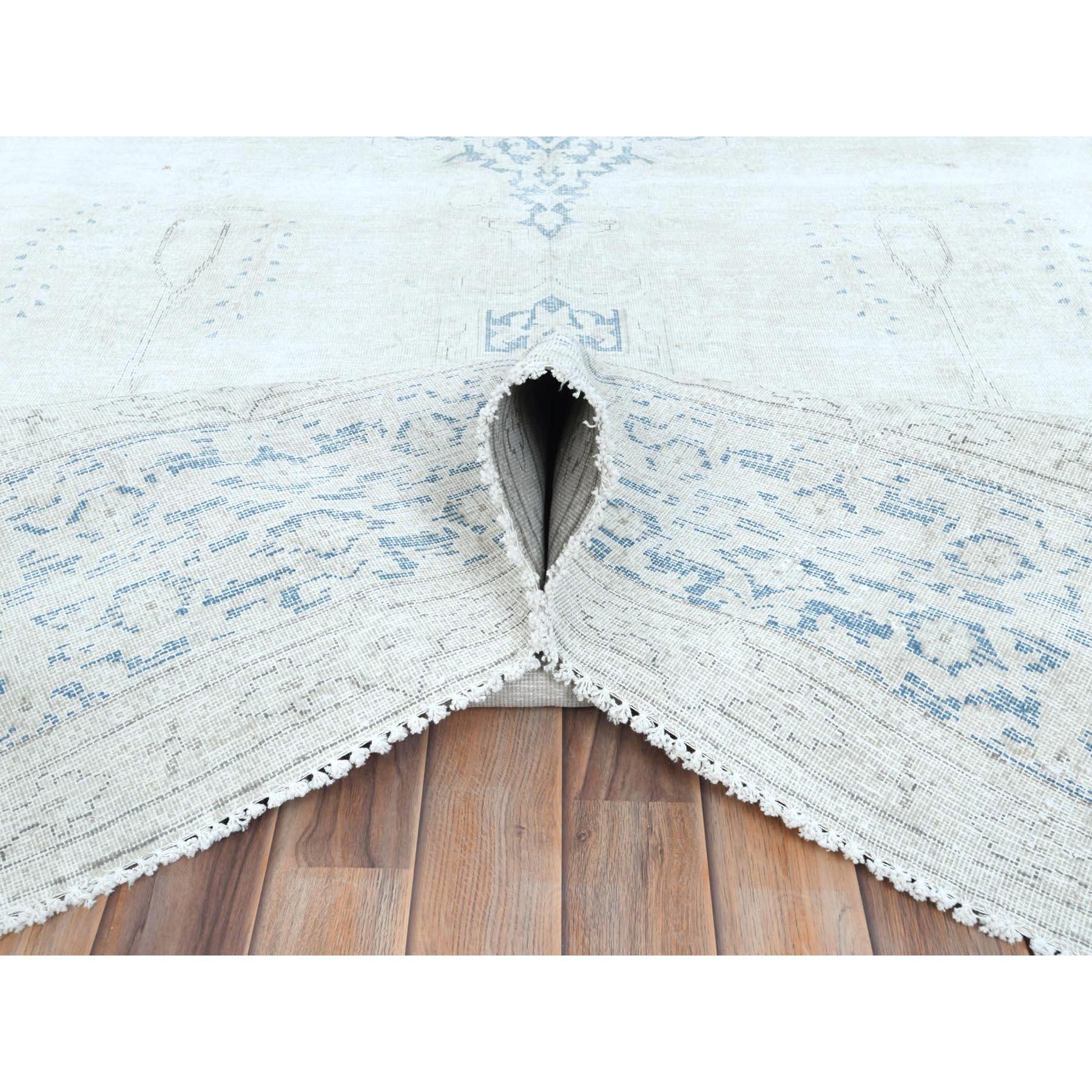 Handgeknüpfter, dünner, getragener, alter, persischer Kerman-Teppich aus Wolle im Used-Look in Beige, handgeknüpft (Mitte des 20. Jahrhunderts) im Angebot