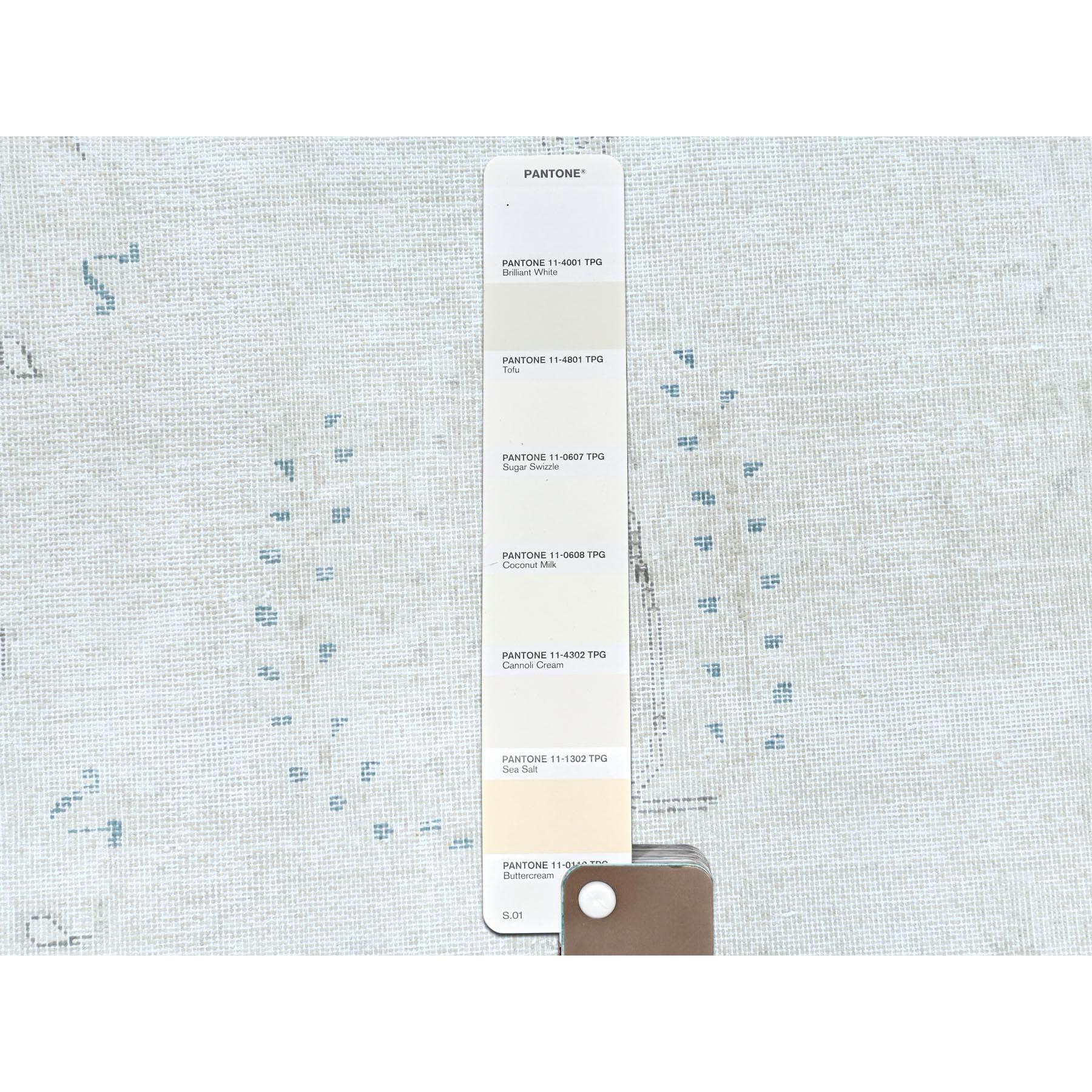 Handgeknüpfter, dünner, getragener, alter, persischer Kerman-Teppich aus Wolle im Used-Look in Beige, handgeknüpft im Angebot 2
