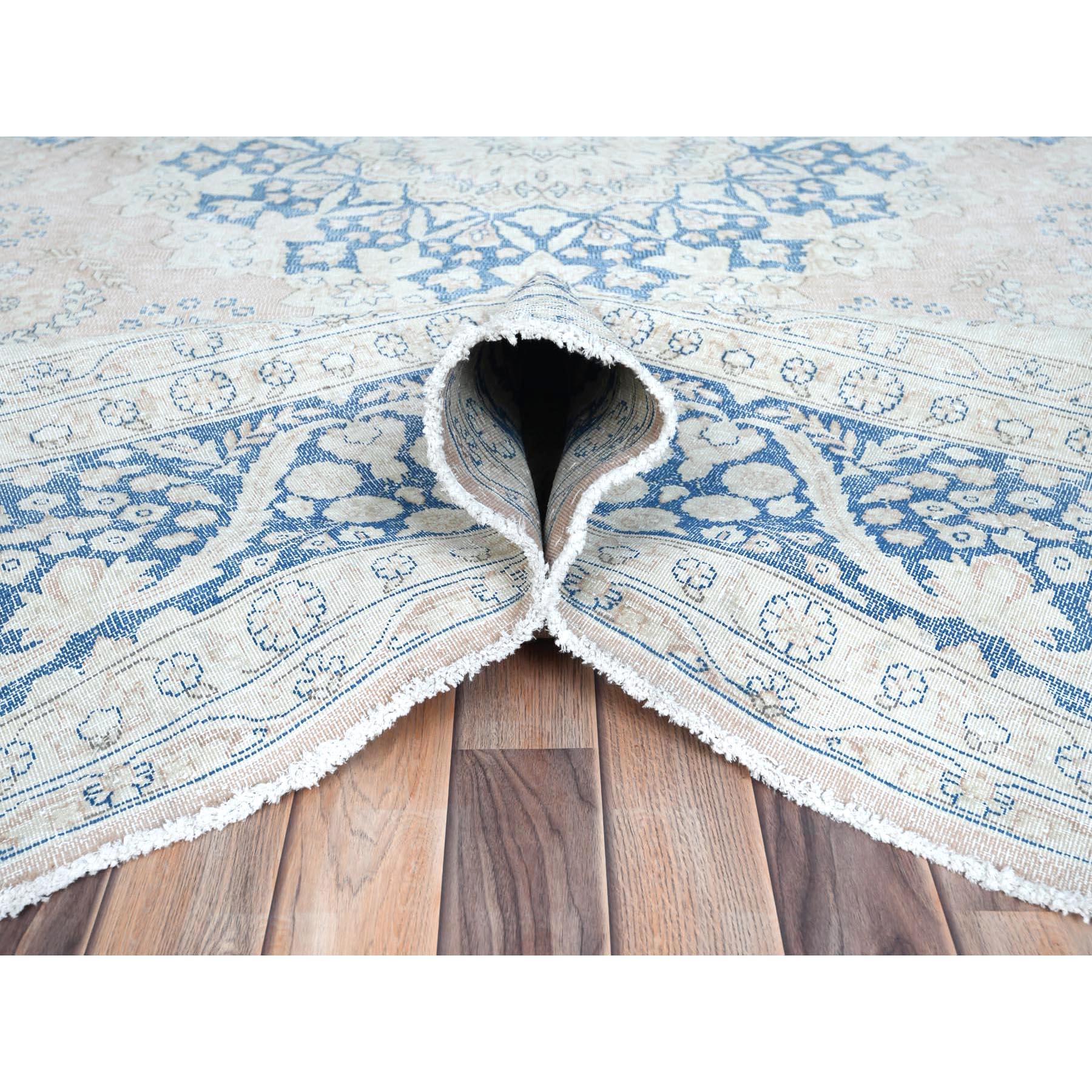 Tappeto persiano vintage Kerman beige annodato a mano in lana usurata, sottile e affilato In condizioni buone in vendita a Carlstadt, NJ
