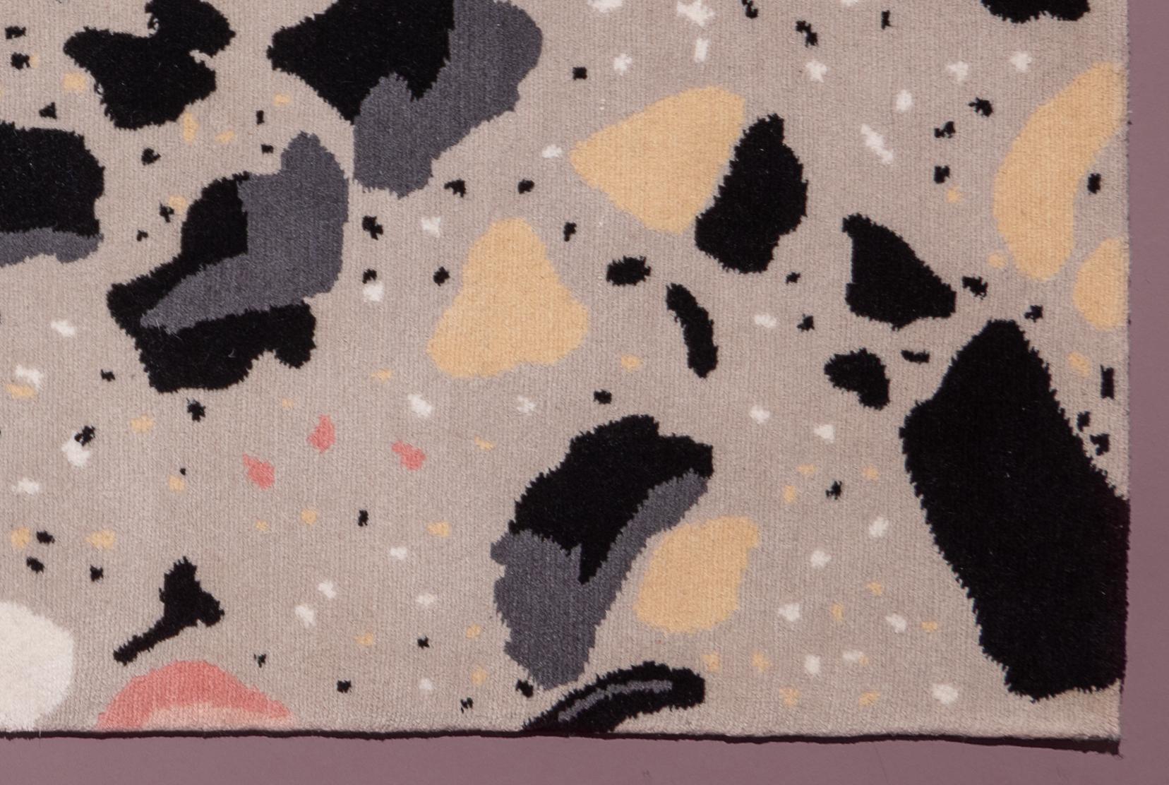 Beigefarbener handgefertigter Teppich aus nepalesischer Wolle, entworfen in Brooklyn (Handgeknüpft) im Angebot