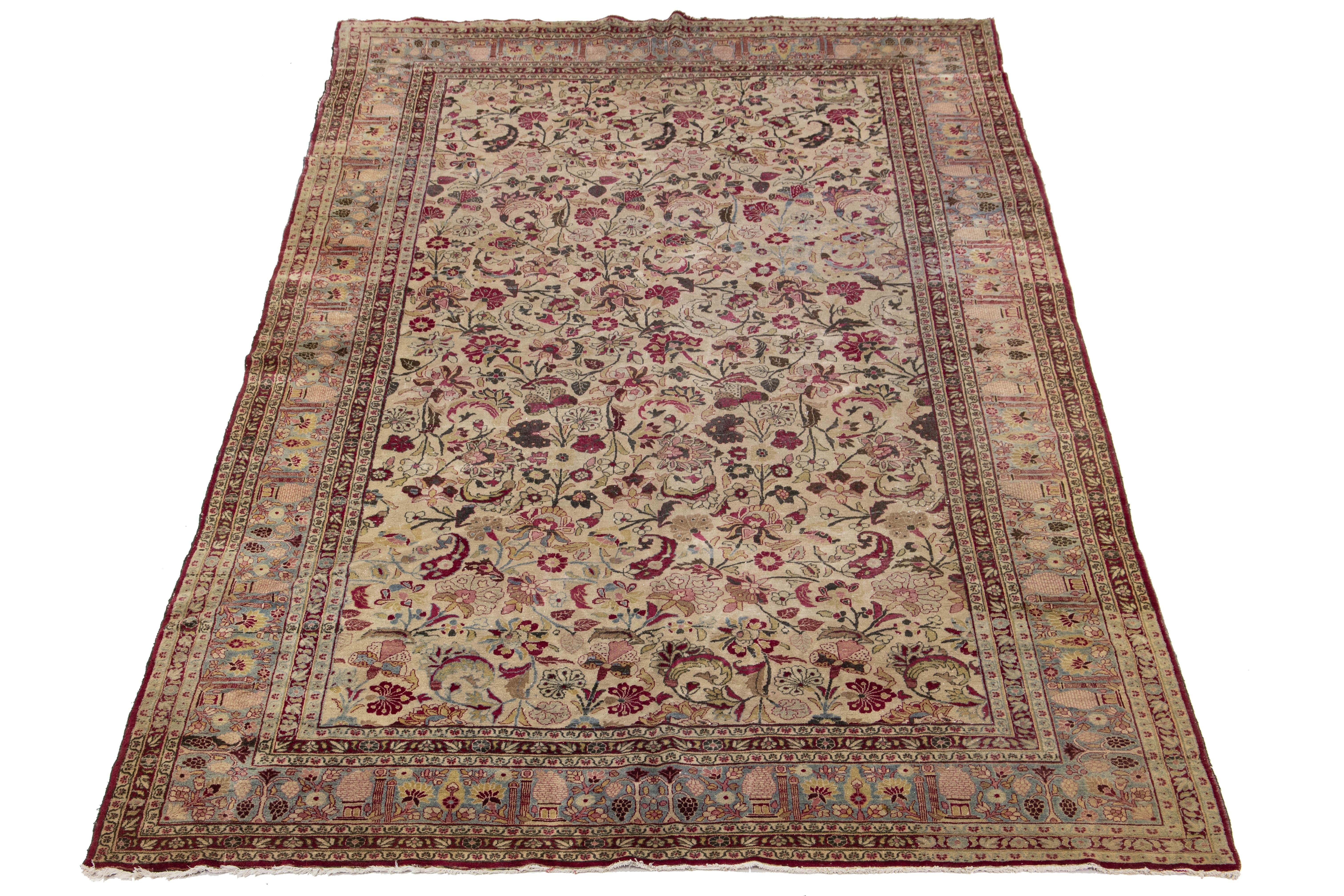 Dieser schöne antike Mashad-Teppich aus handgeknüpfter Wolle hat eine beige Feldfarbe. Der Perserteppich ist mit einem Rahmen und Akzenten versehen, die ein wunderschönes klassisches Blumenmuster in Rosa zeigen.

Dieser Teppich misst 9'6