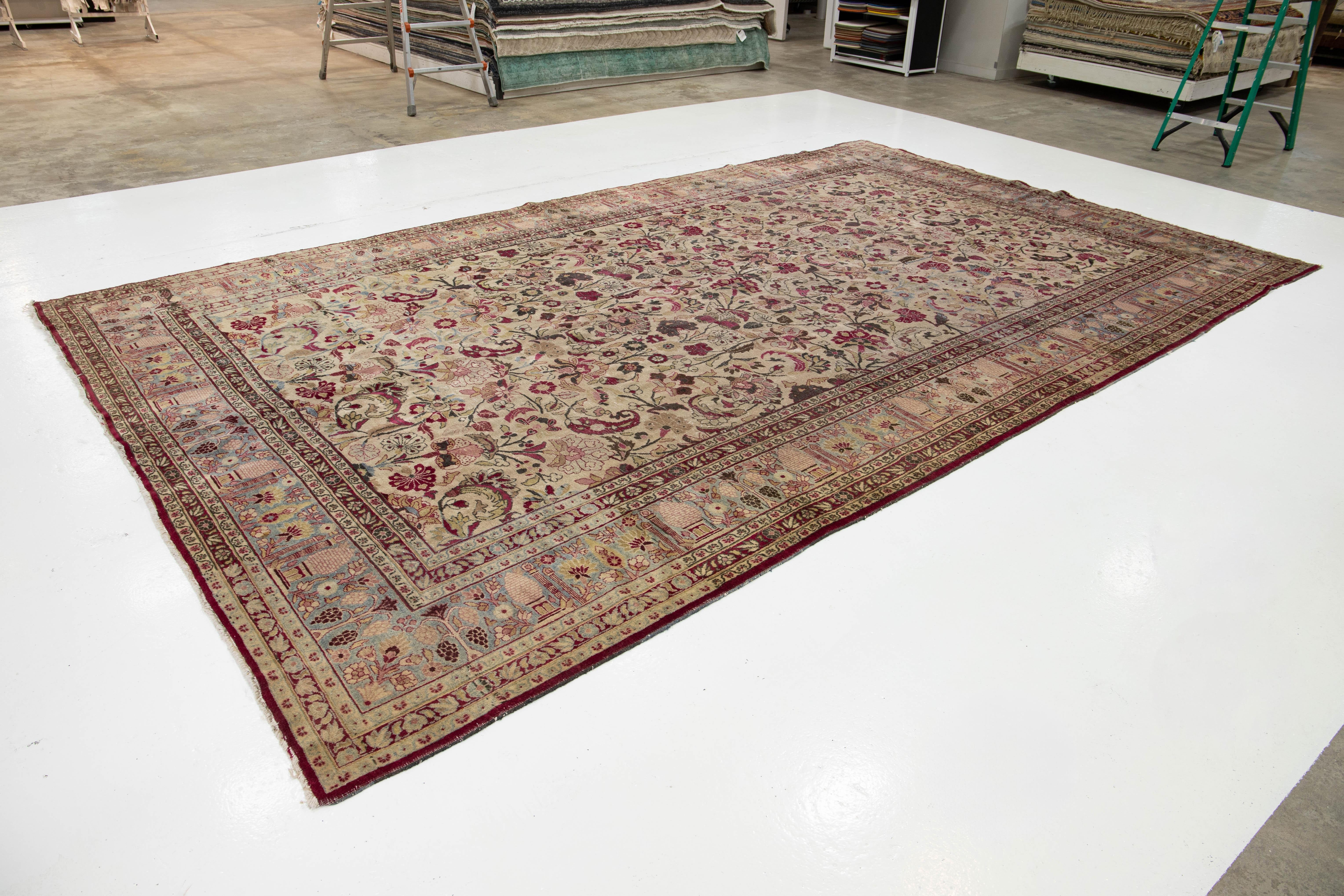 Handgefertigter antiker persischer Mashad-Wollteppich in Beige mit Blumenmuster (Persisch) im Angebot