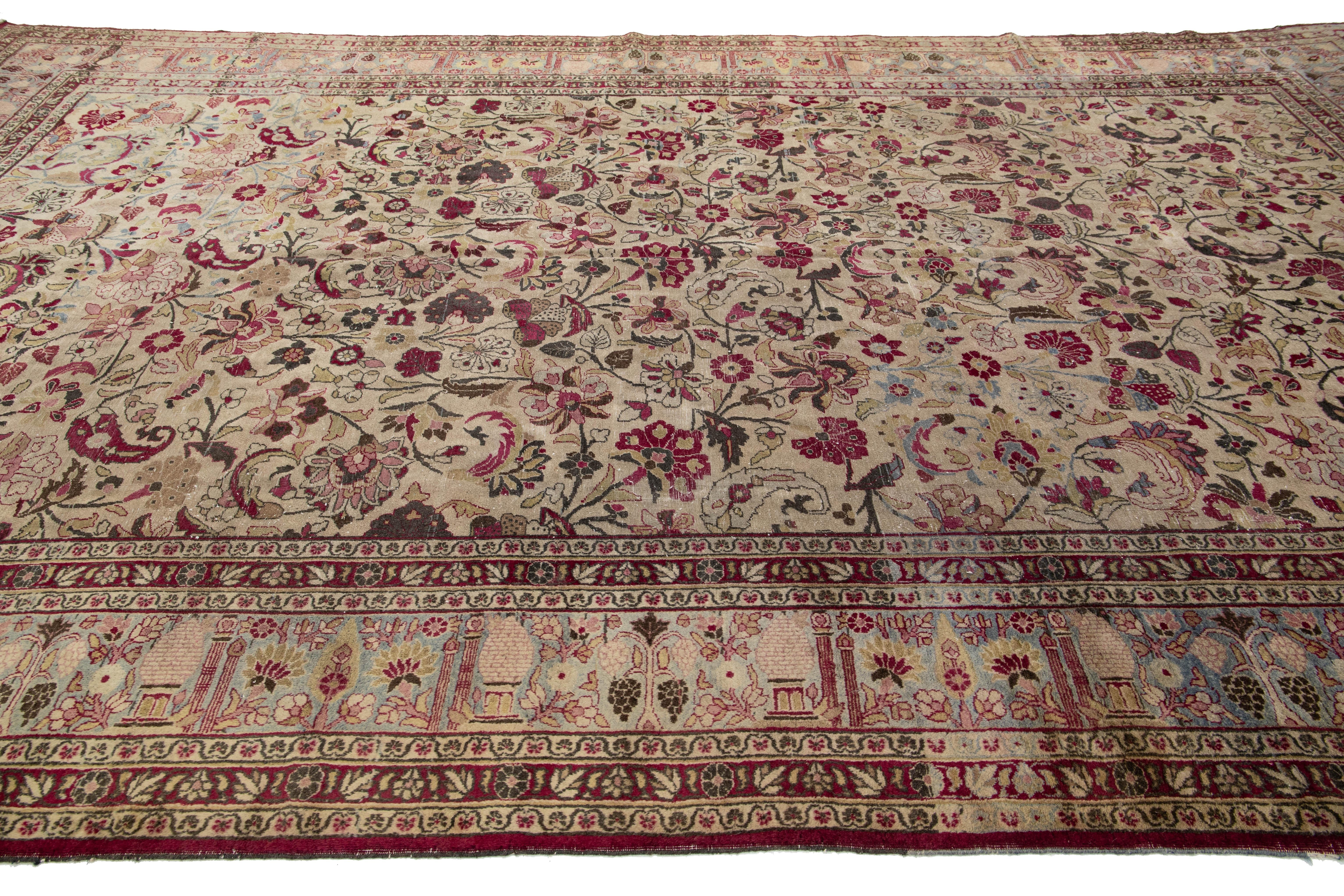 Handgefertigter antiker persischer Mashad-Wollteppich in Beige mit Blumenmuster im Zustand „Gut“ im Angebot in Norwalk, CT