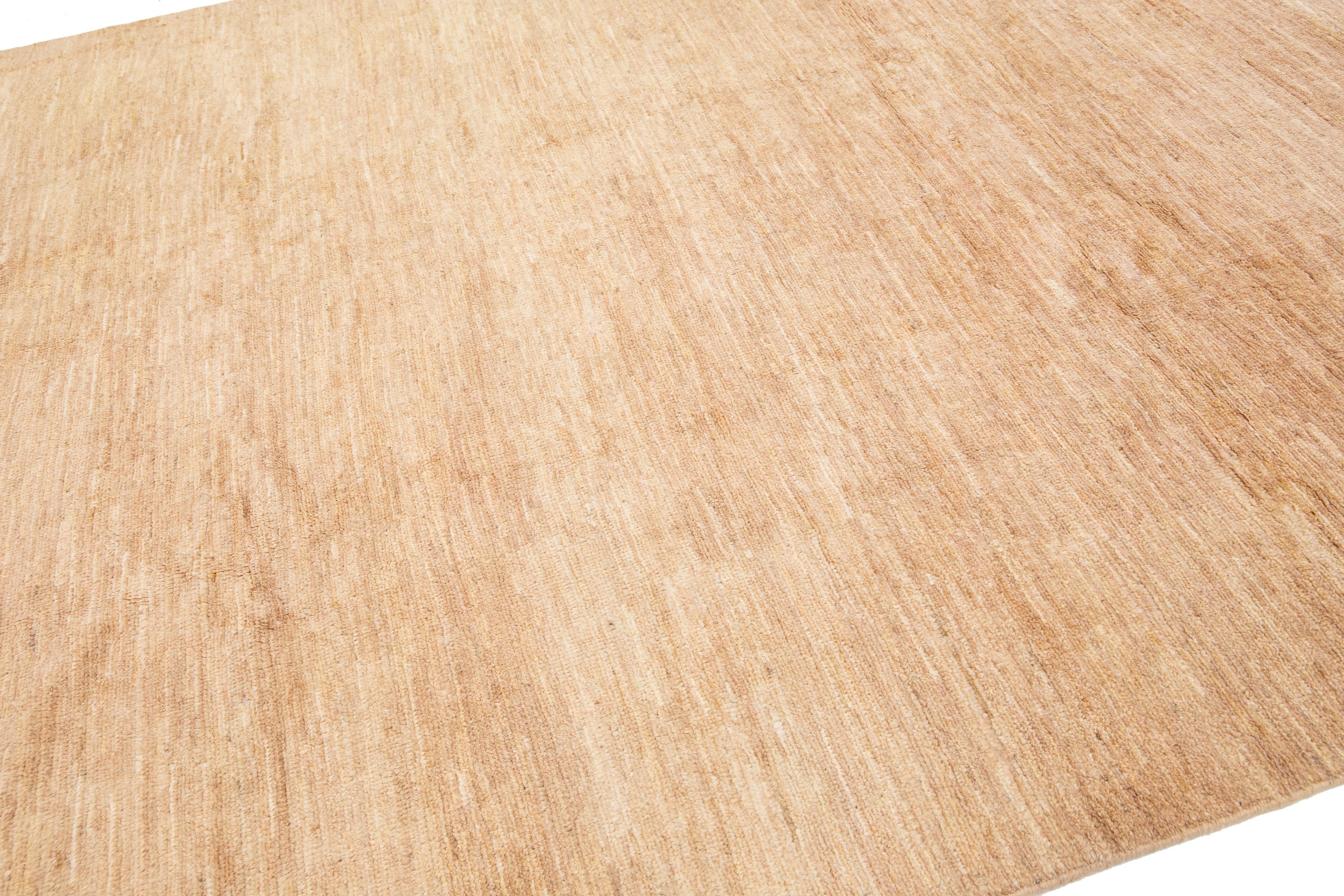 Moderne Tapis en laine beige, fait main, contemporain, solide, de style Gabbeh en vente