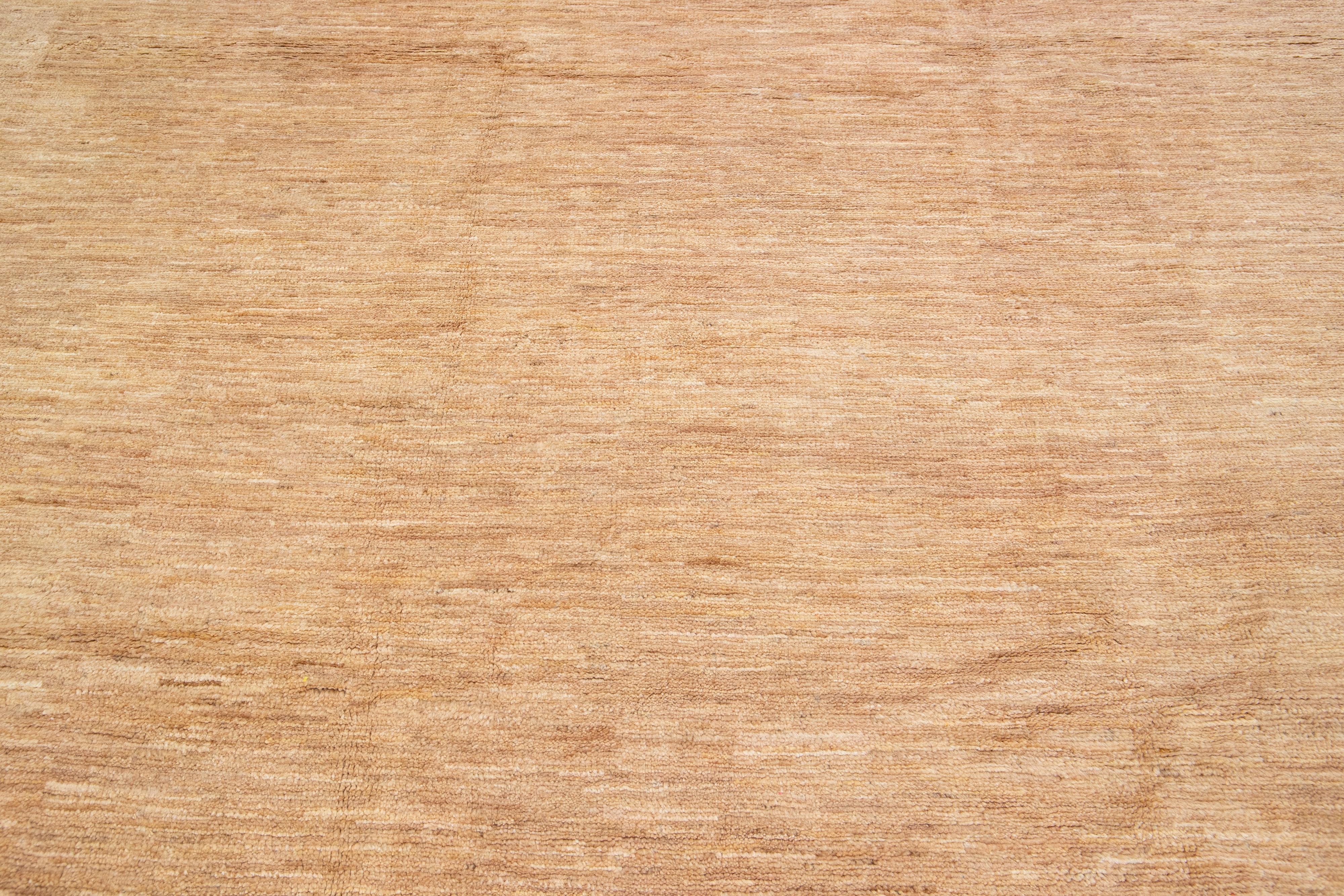 XXIe siècle et contemporain Tapis en laine beige, fait main, contemporain, solide, de style Gabbeh en vente