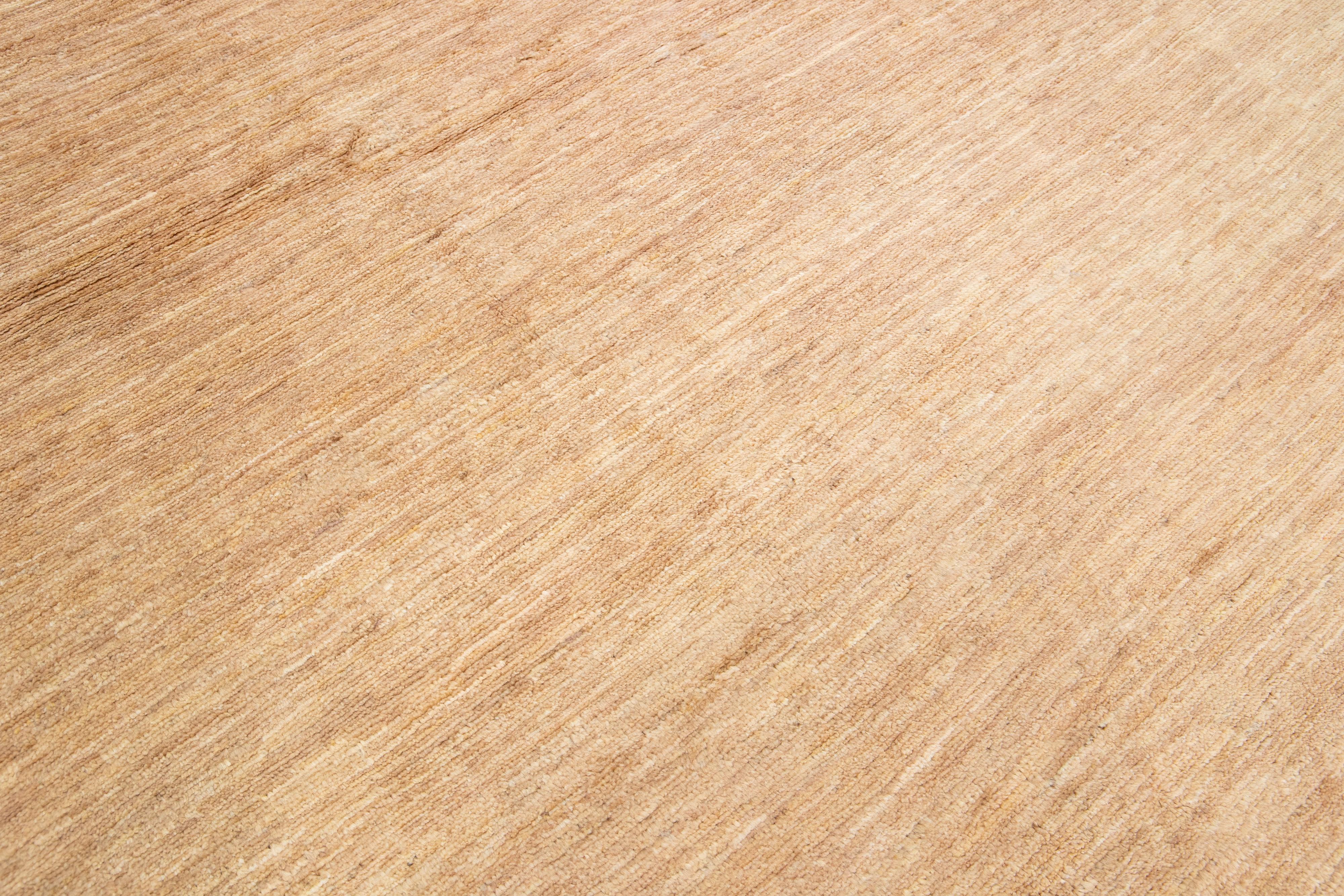 Laine Tapis en laine beige, fait main, contemporain, solide, de style Gabbeh en vente