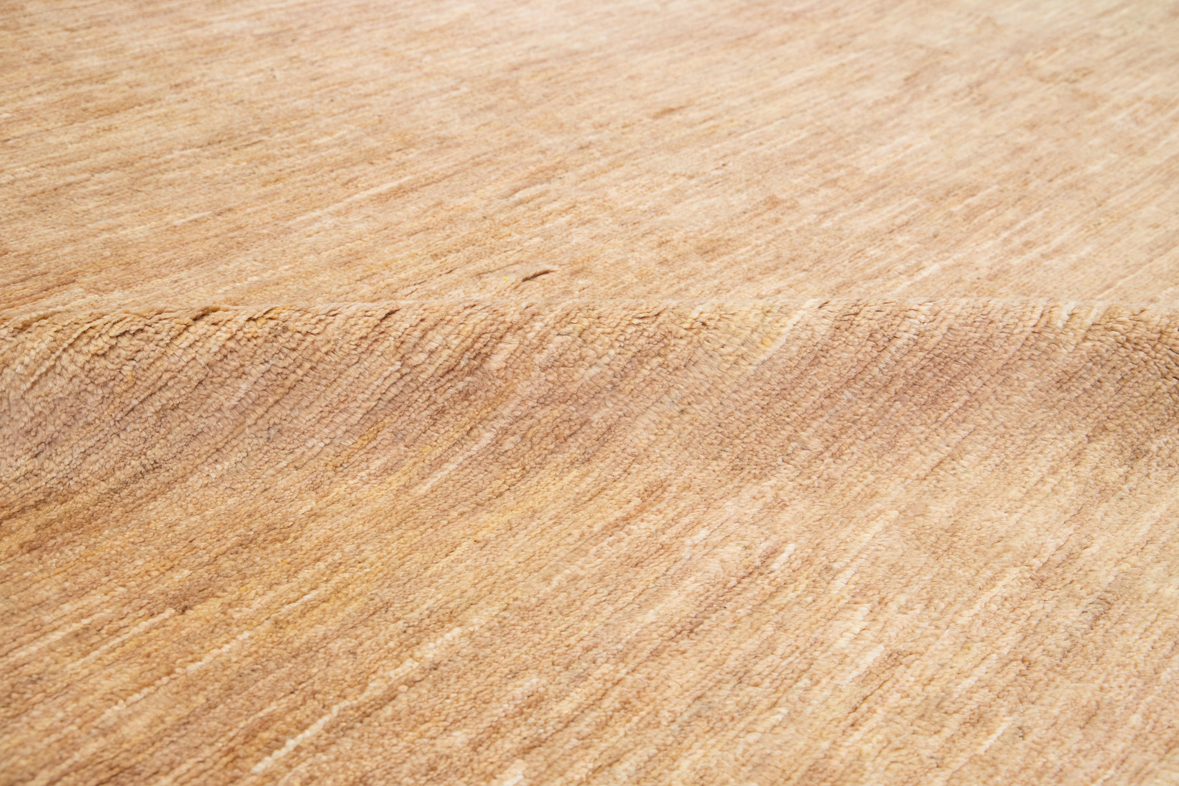Tapis en laine beige, fait main, contemporain, solide, de style Gabbeh en vente 1