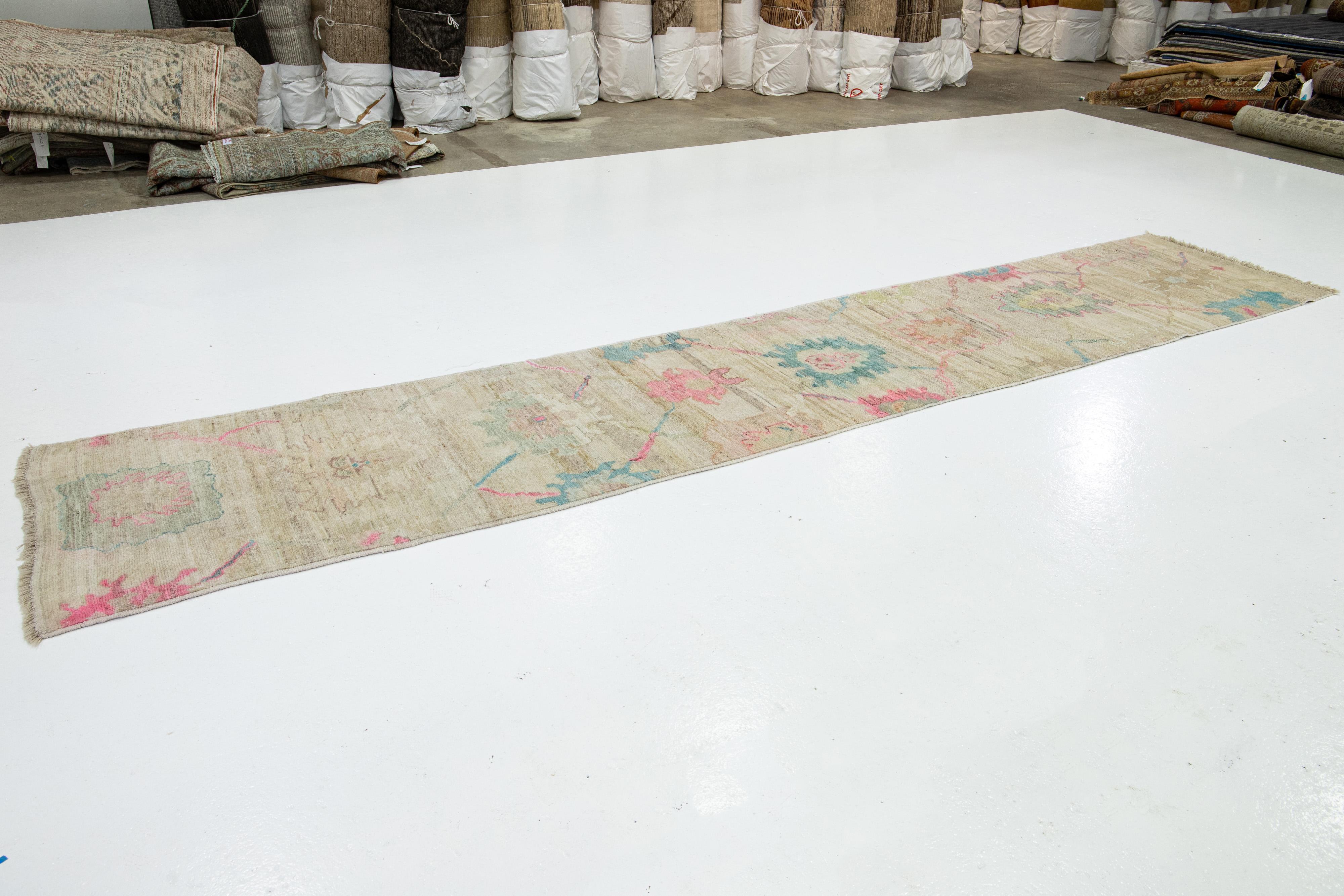 Handgefertigter moderner türkischer Oushak-Woll-Läufer in Beige im Zustand „Neu“ im Angebot in Norwalk, CT
