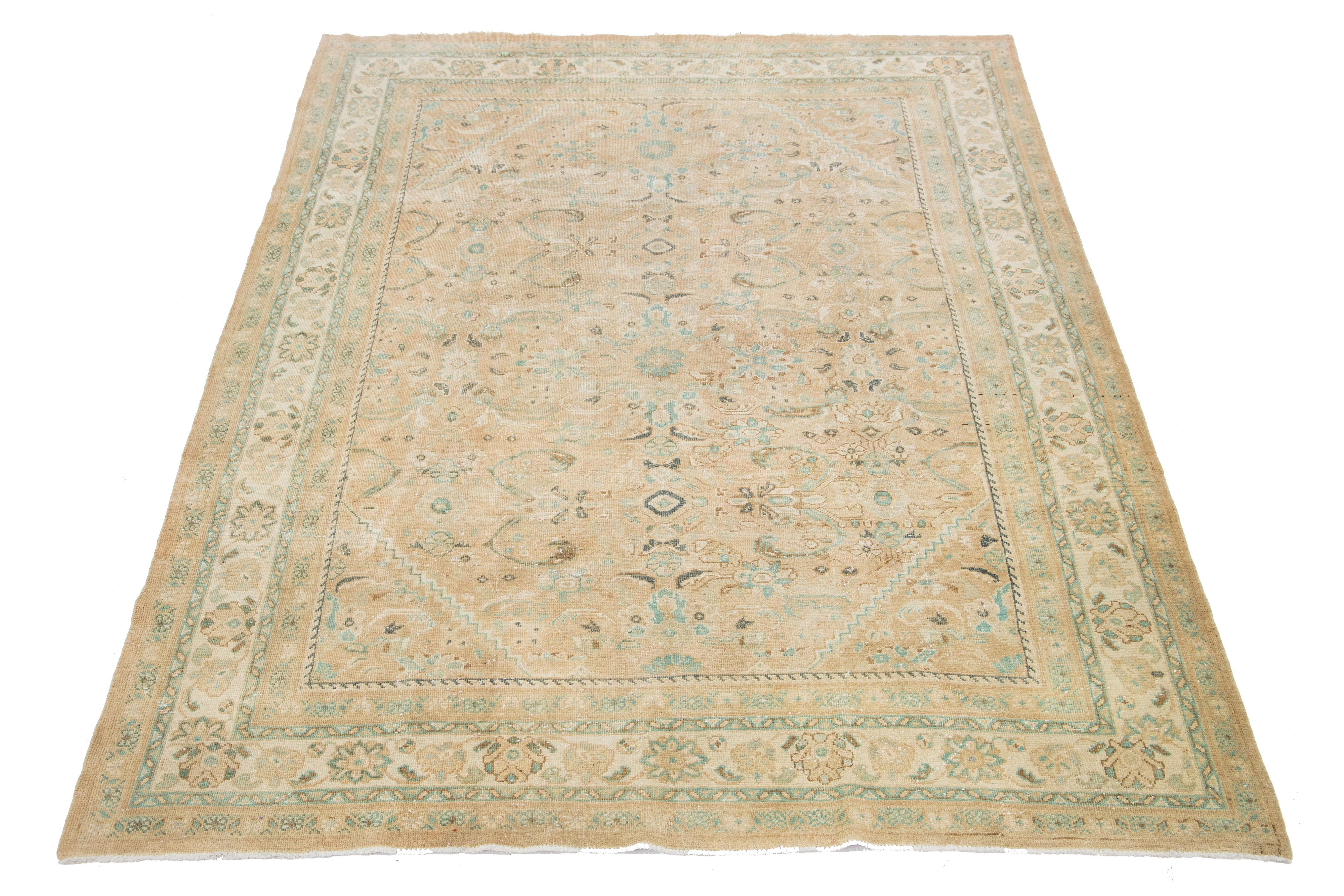 Schöner Vintage Mahal handgeknüpfter Wollteppich mit einem beigen Farbfeld. Dieser Perserteppich ist in klassischen Grün- und Grautönen gehalten, die sich durch das florale Medaillonmotiv ziehen.

Dieser Teppich misst 7'9