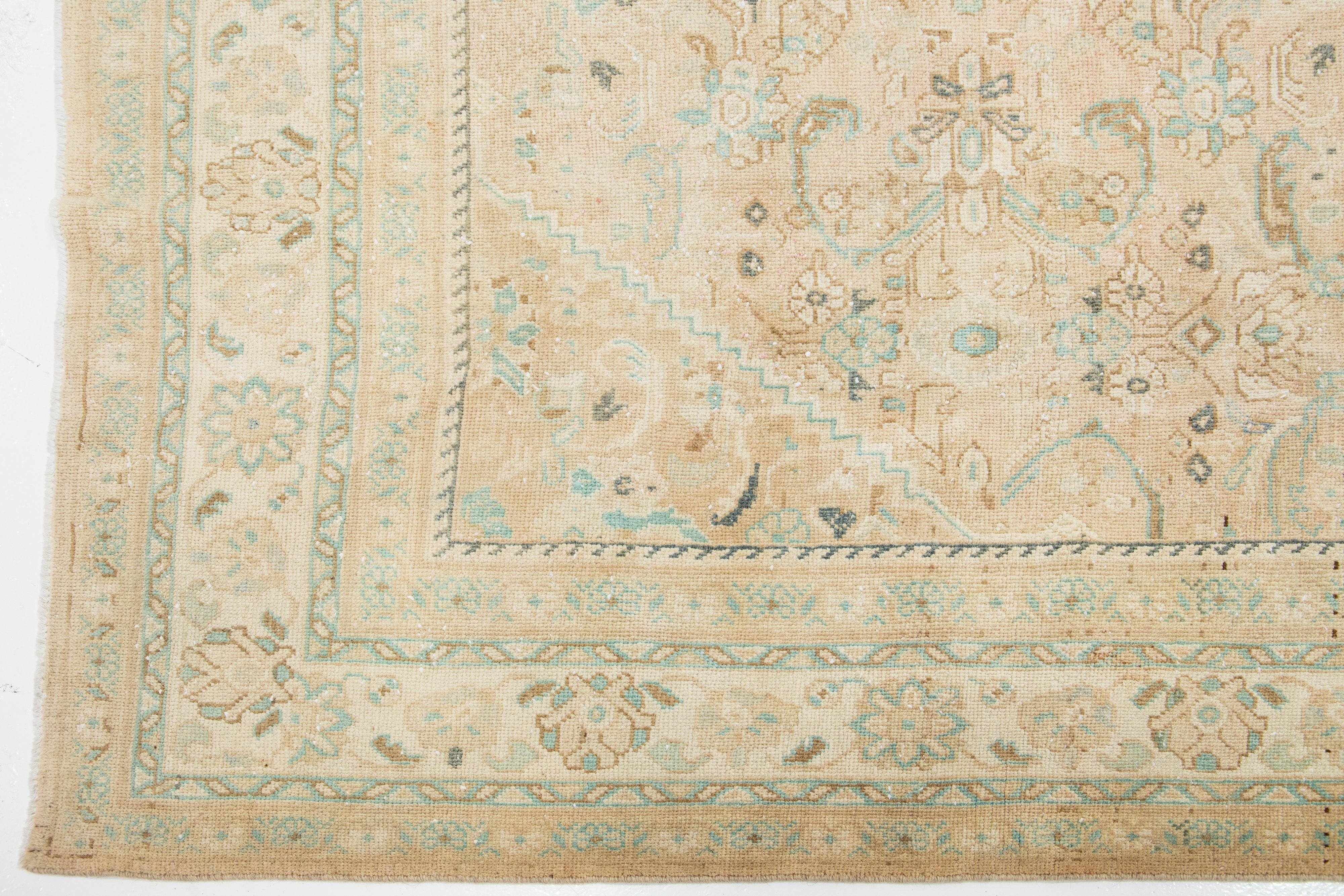 Handgefertigter persischer Mahal-Wollteppich in Beige mit Medaillon-Motiv, Vintage (Handgeknüpft) im Angebot