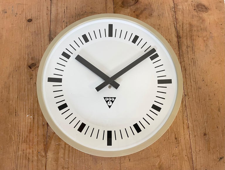 Beige Industrial Bakelite Wall Clock From Pragotron, 1970s In Good Condition For Sale In Mratin, CZ