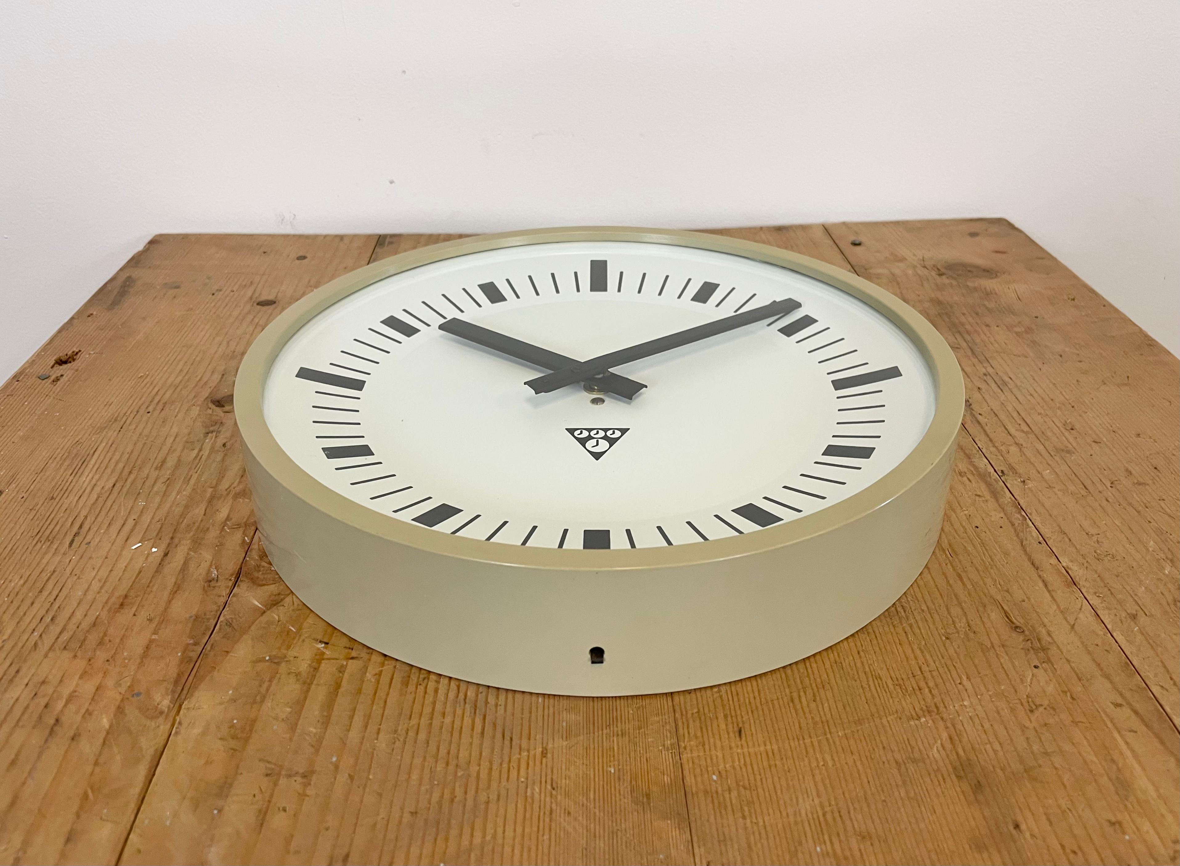 Beige Industrial Bakelite Wall Clock From Pragotron, 1970s In Good Condition For Sale In Kojetice, CZ