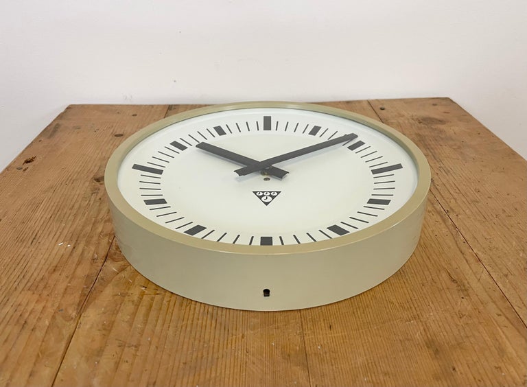20th Century Beige Industrial Bakelite Wall Clock From Pragotron, 1970s For Sale