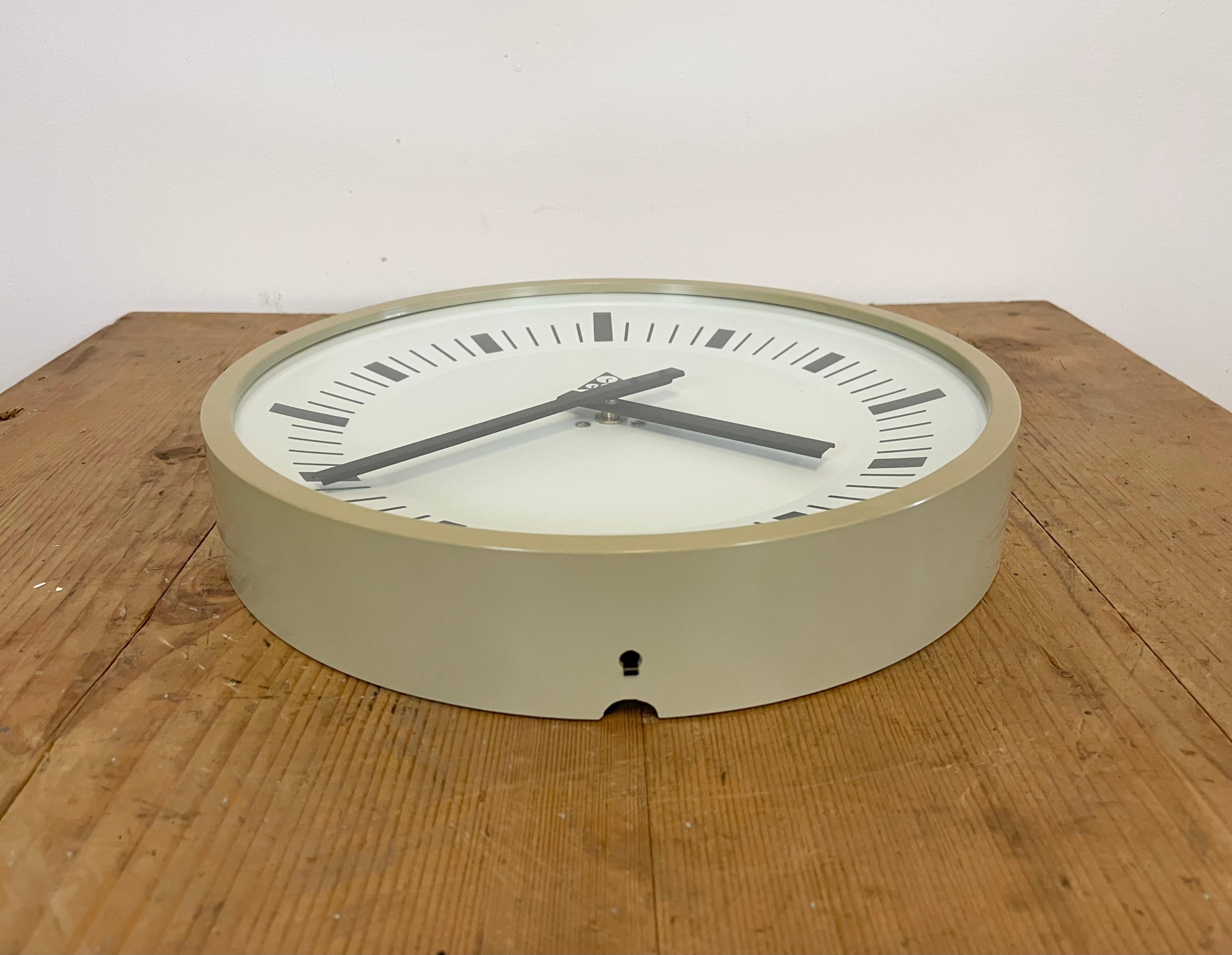 Industrielle Bakelit-Wanduhr in Beige von Pragotron, 1970er Jahre im Angebot 2