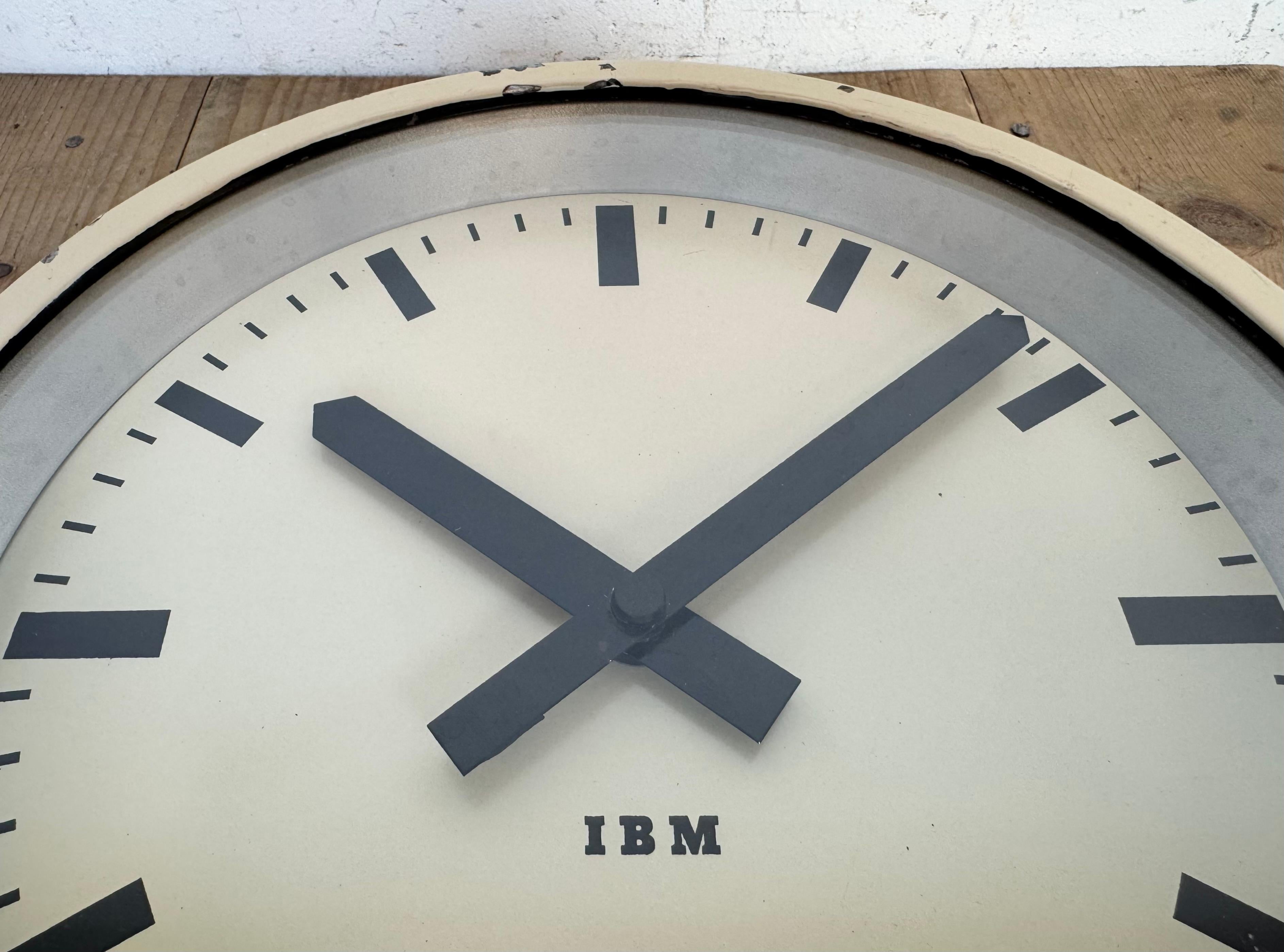 Horloge murale industrielle beige d'IBM, années 1950 3
