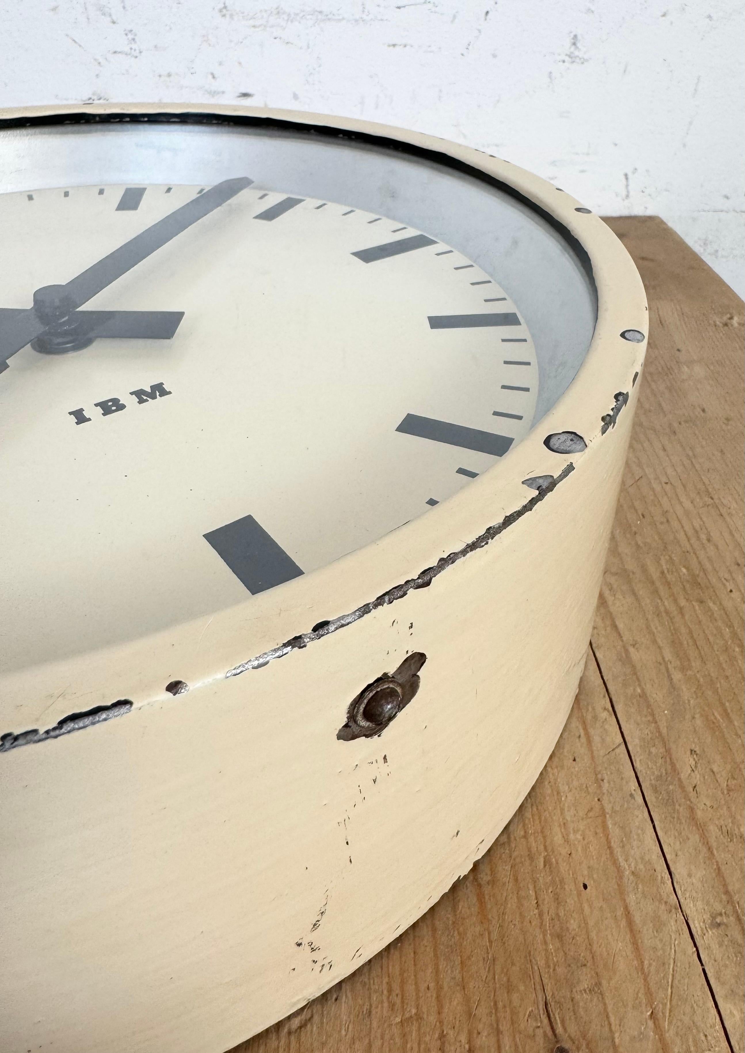 Horloge murale industrielle beige d'IBM, années 1950 7