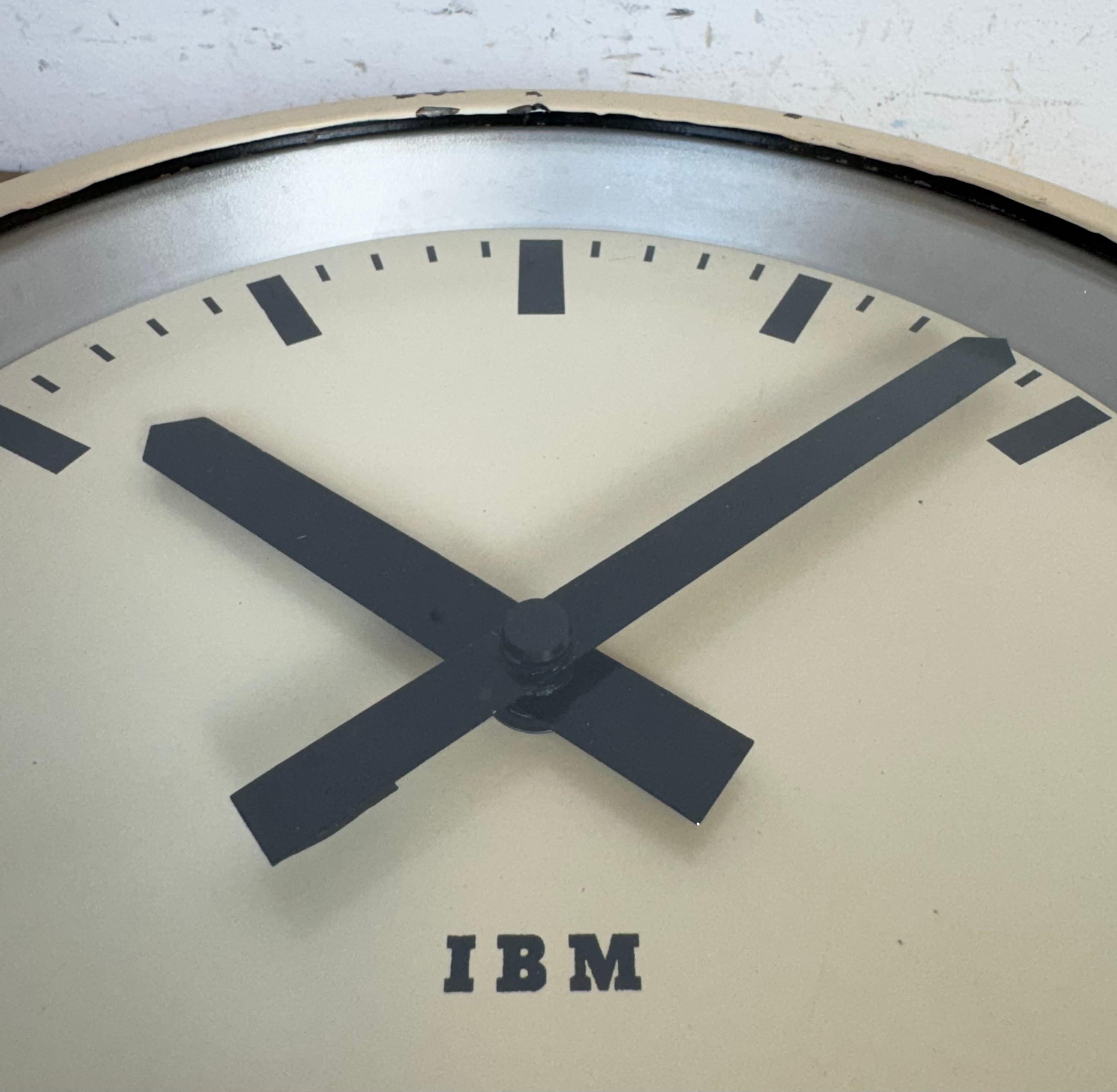 Horloge murale industrielle beige d'IBM, années 1950 8