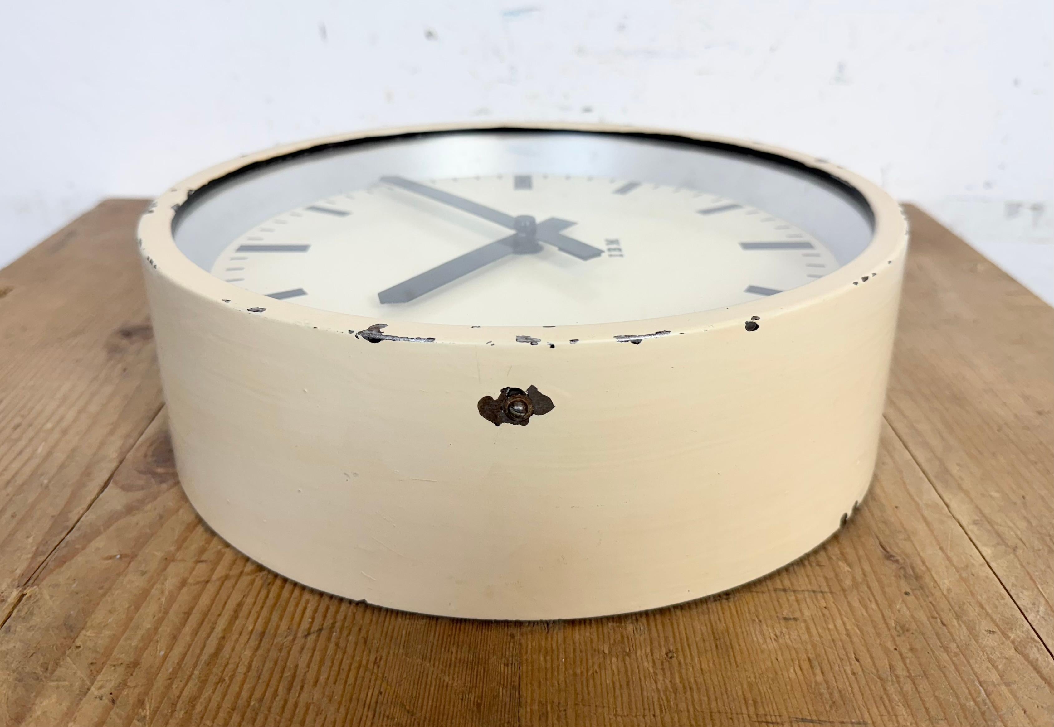 Horloge murale industrielle beige d'IBM, années 1950 9