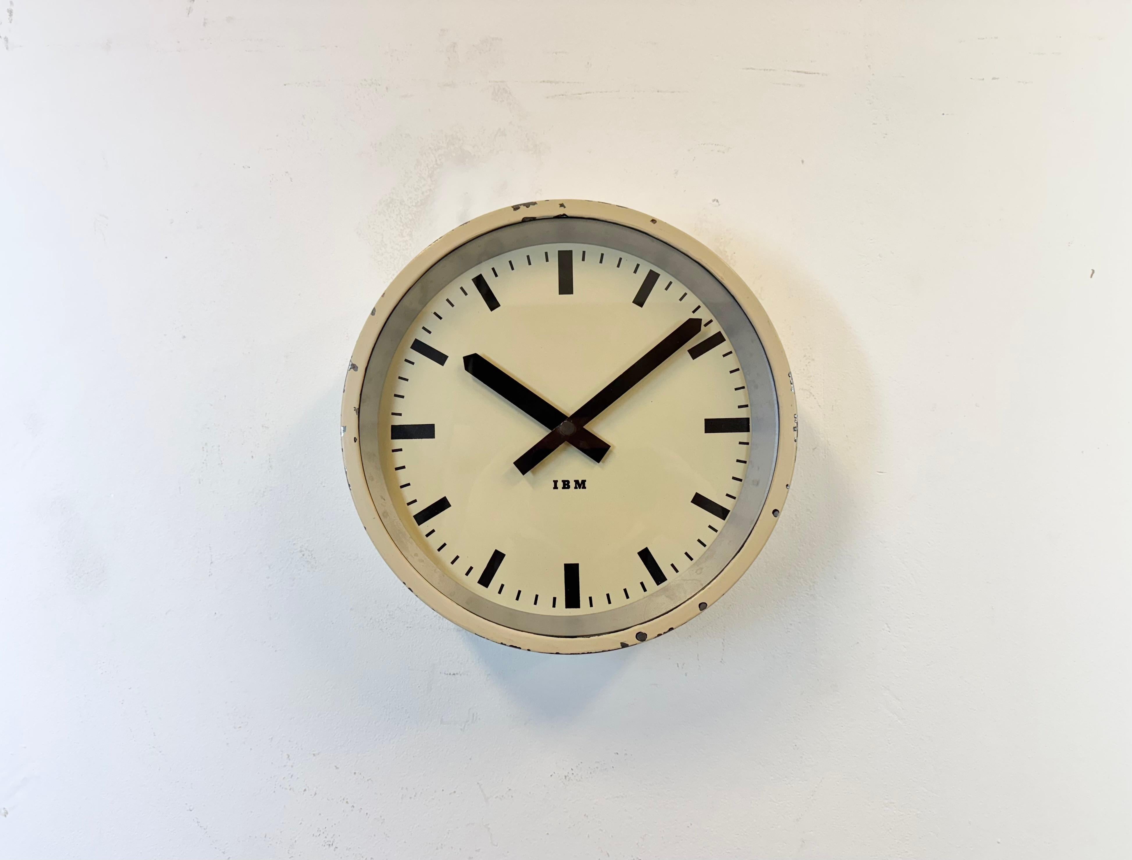 Cette horloge murale a été produite par IBM aux États-Unis dans les années 1950. Elle se compose d'un cadre métallique beige, d'un cadran en fer, d'aiguilles en aluminium et d'un couvercle en verre transparent. La pièce a été convertie en un