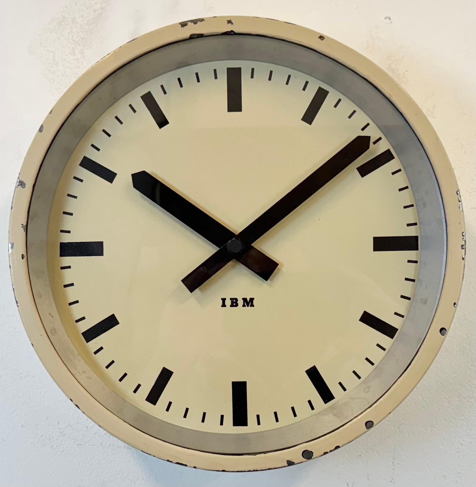 Industriel Horloge murale industrielle beige d'IBM, années 1950