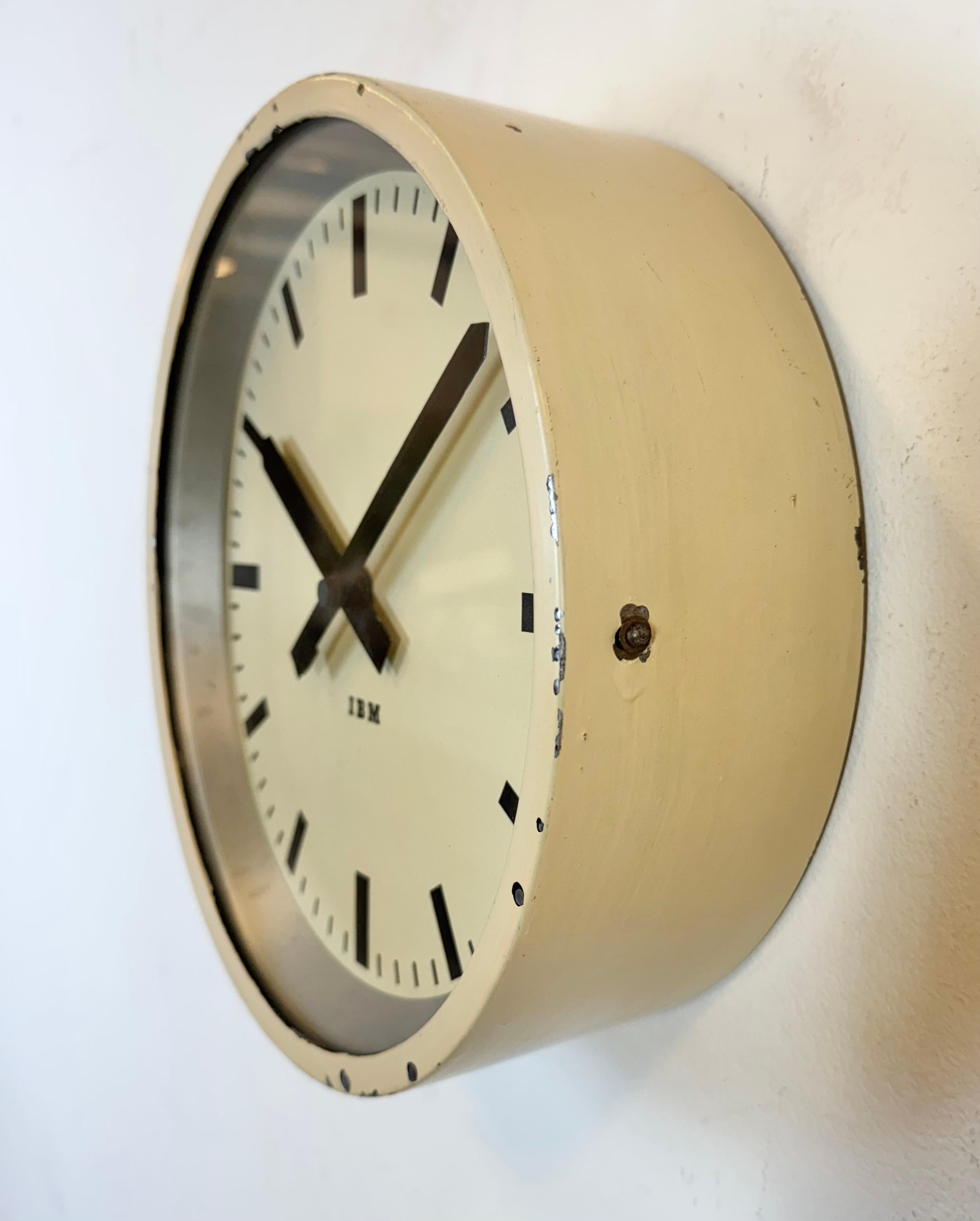 Américain Horloge murale industrielle beige d'IBM, années 1950