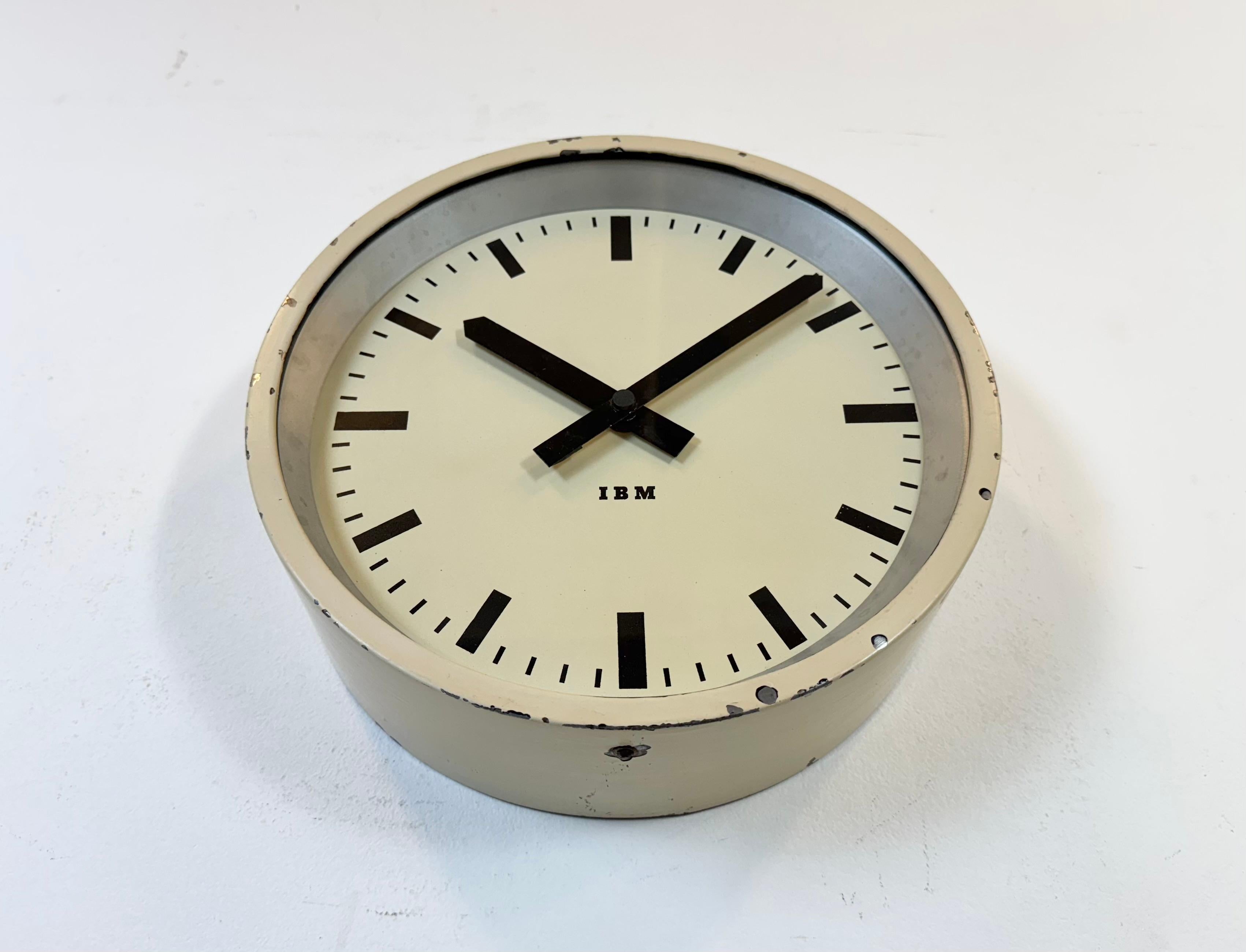 Horloge murale industrielle beige d'IBM, années 1950 Bon état à Kojetice, CZ