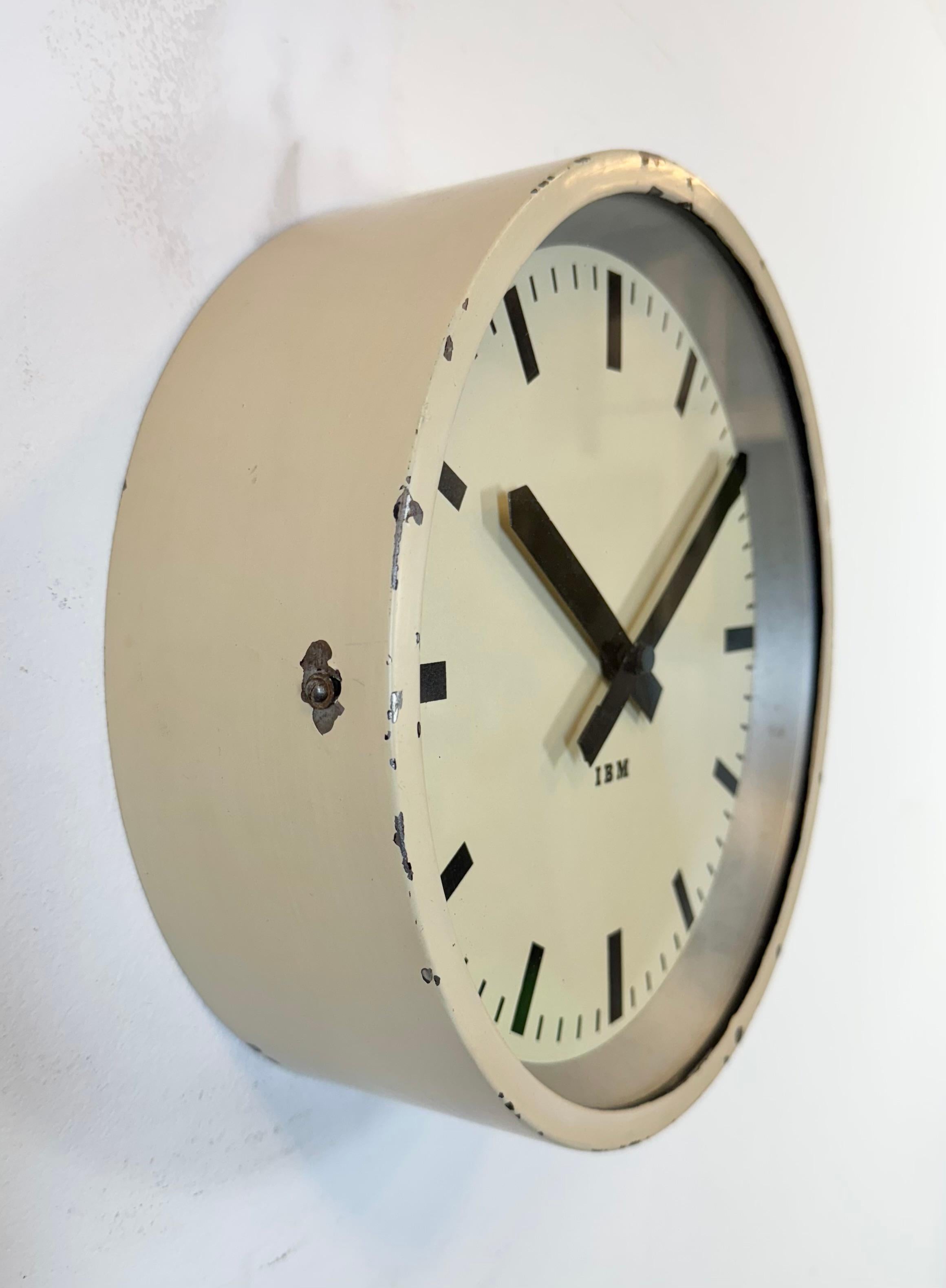 20ième siècle Horloge murale industrielle beige d'IBM, années 1950