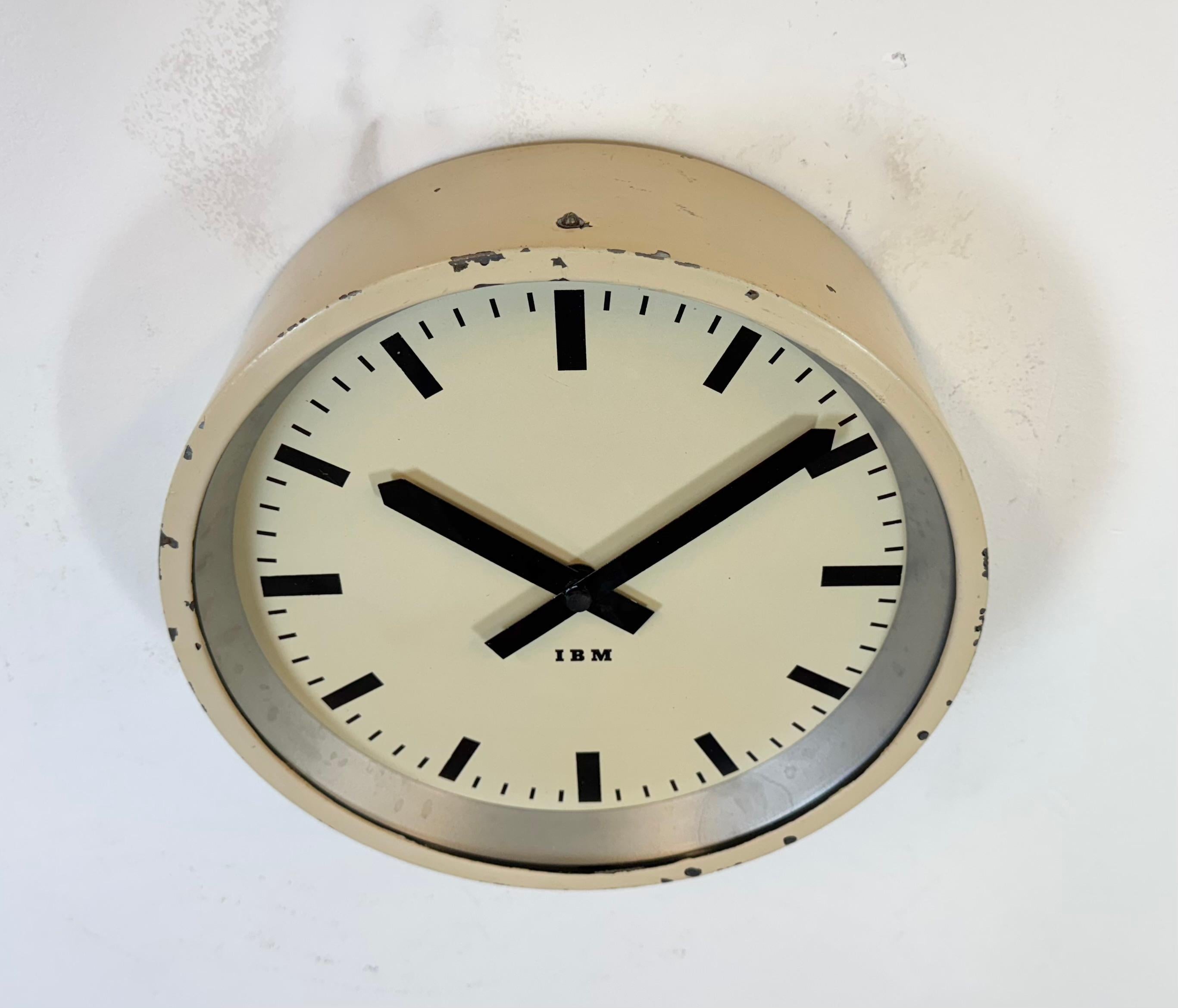 Verre Horloge murale industrielle beige d'IBM, années 1950