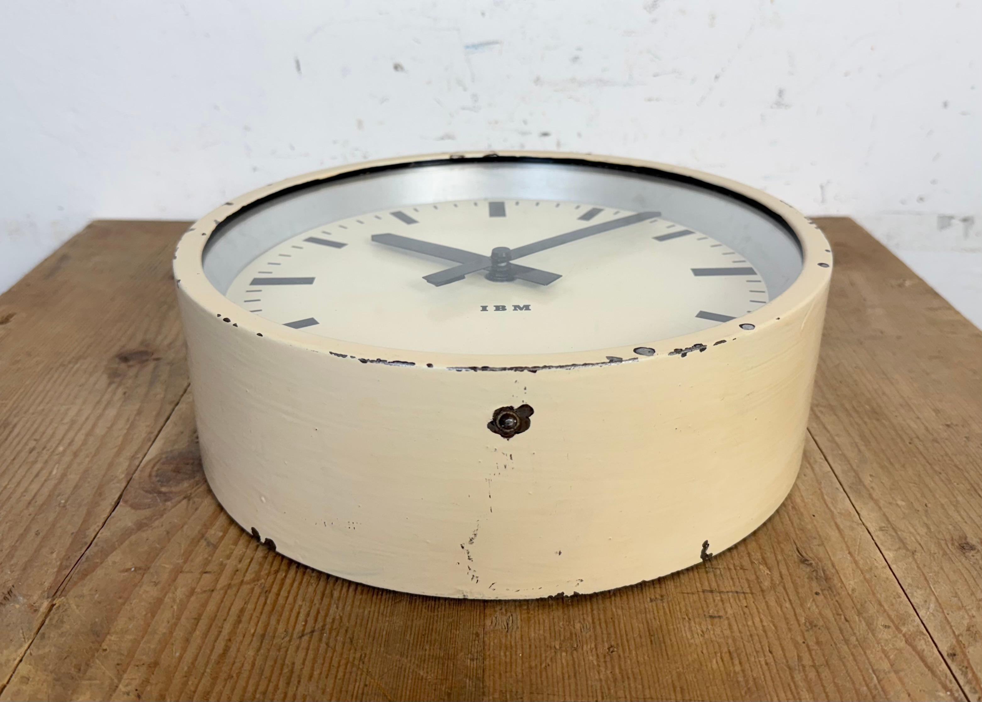 Horloge murale industrielle beige d'IBM, années 1950 1