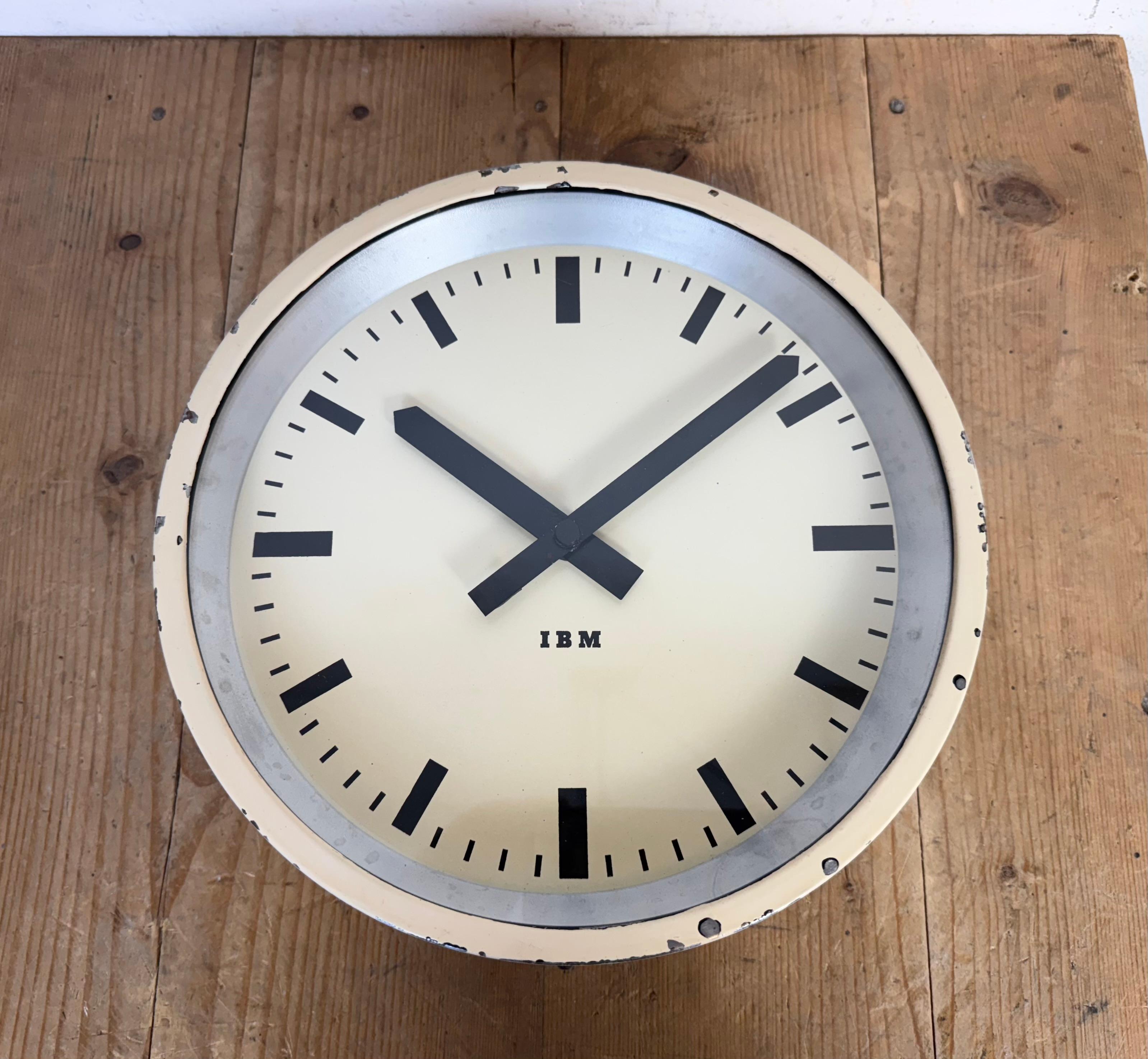 Horloge murale industrielle beige d'IBM, années 1950 2