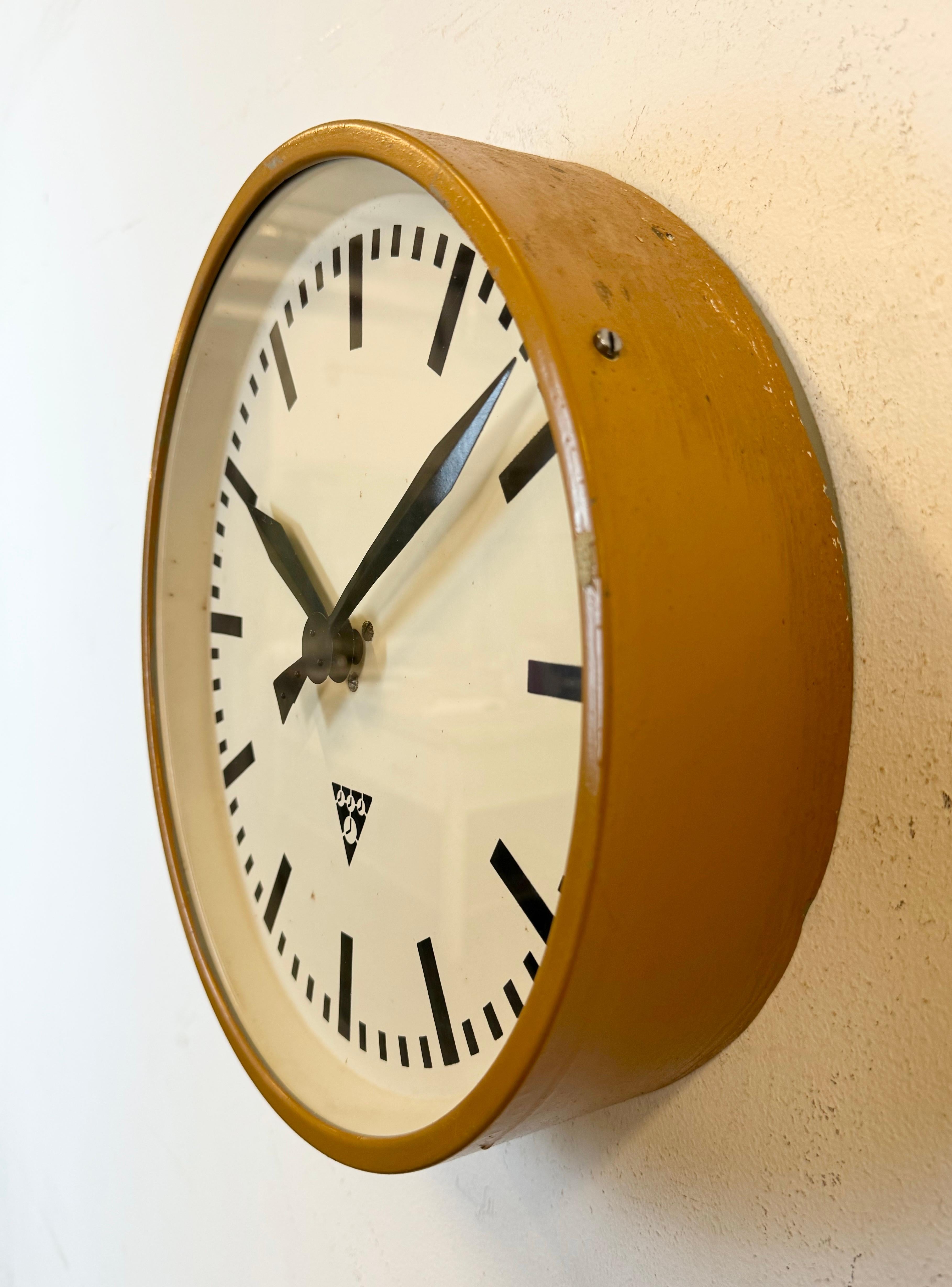 Beige Industrial Factory Wall Clock from Pragotron, 1960s In Good Condition For Sale In Kojetice, CZ