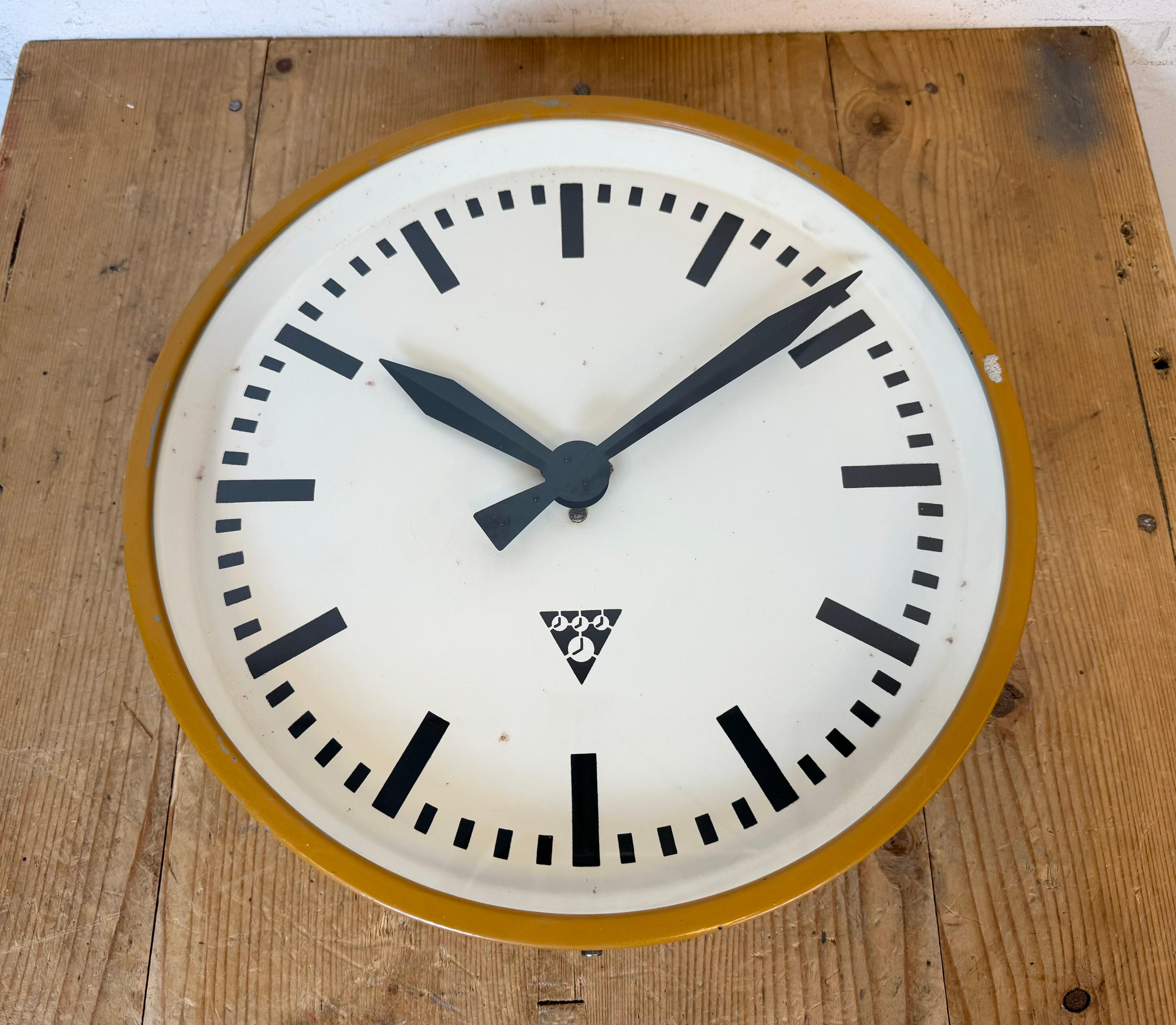 Beige Industrial Factory Wall Clock from Pragotron, 1960s For Sale 3