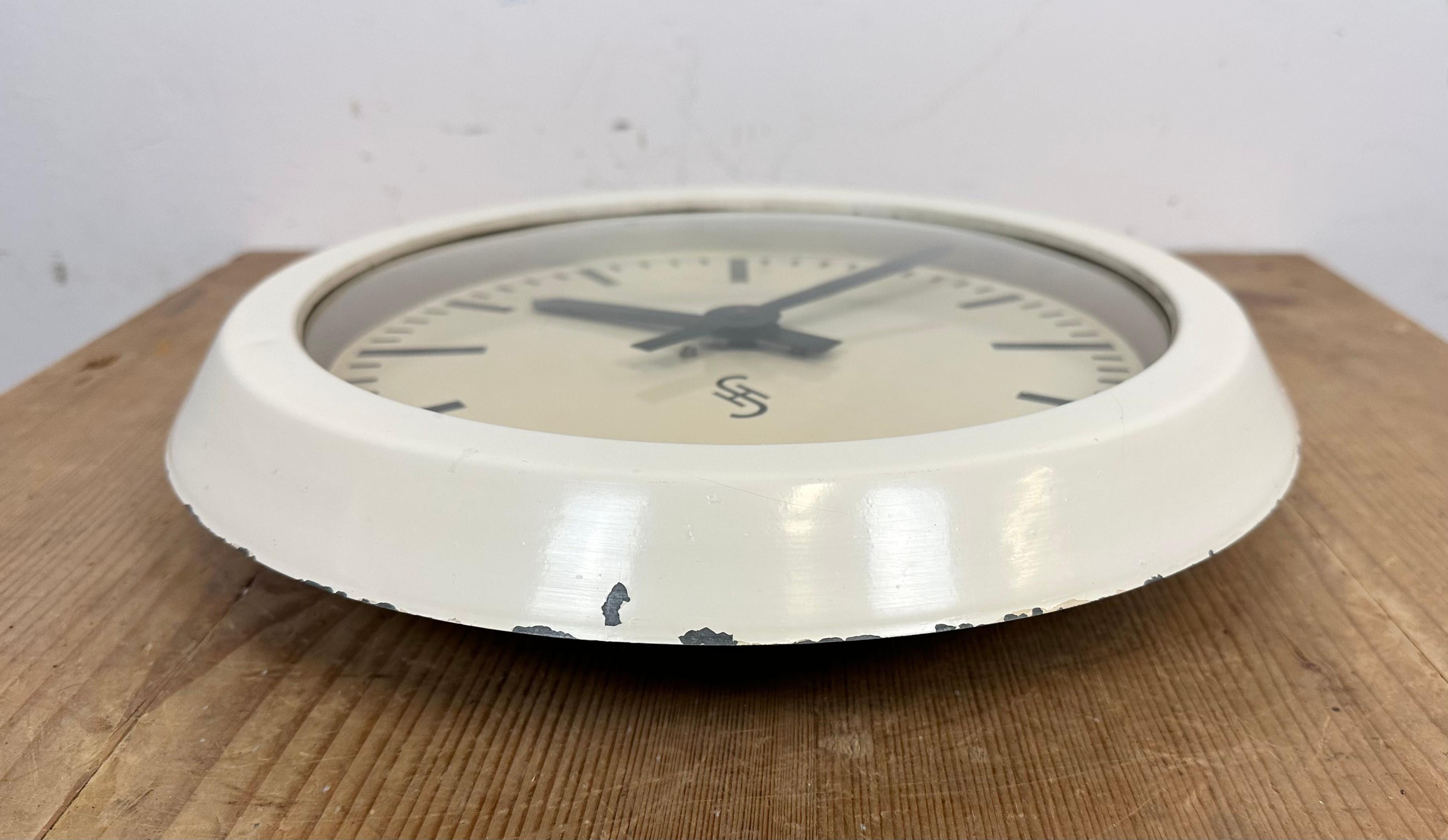 Horloge murale d'usine industrielle beige d'Hermès, années 1950 en vente 5