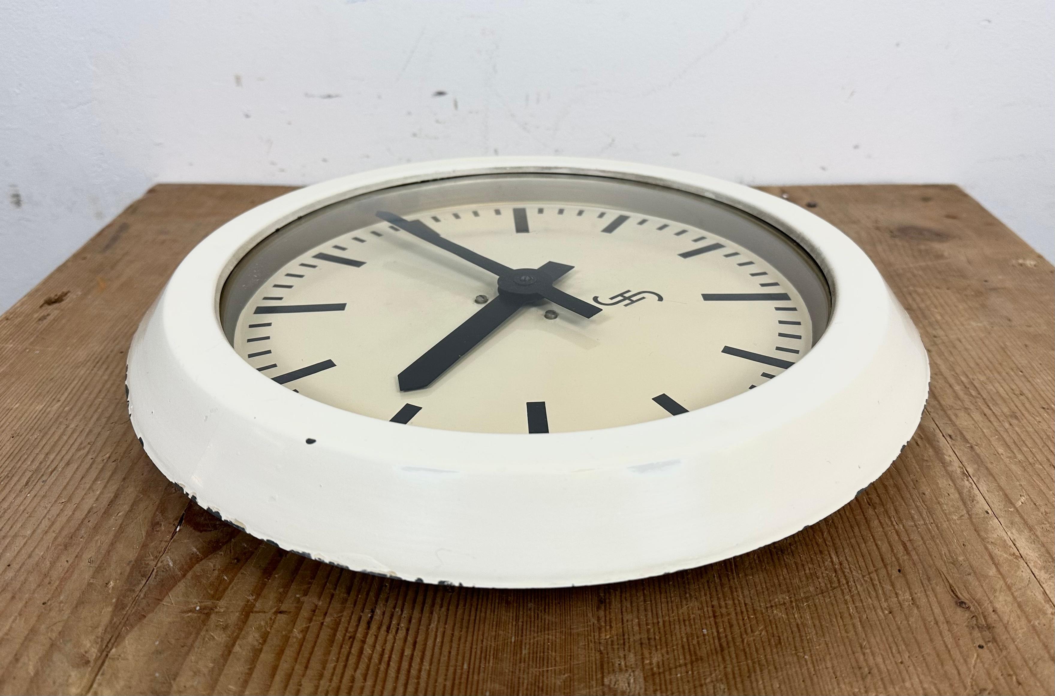 Horloge murale d'usine industrielle beige d'Hermès, années 1950 en vente 7