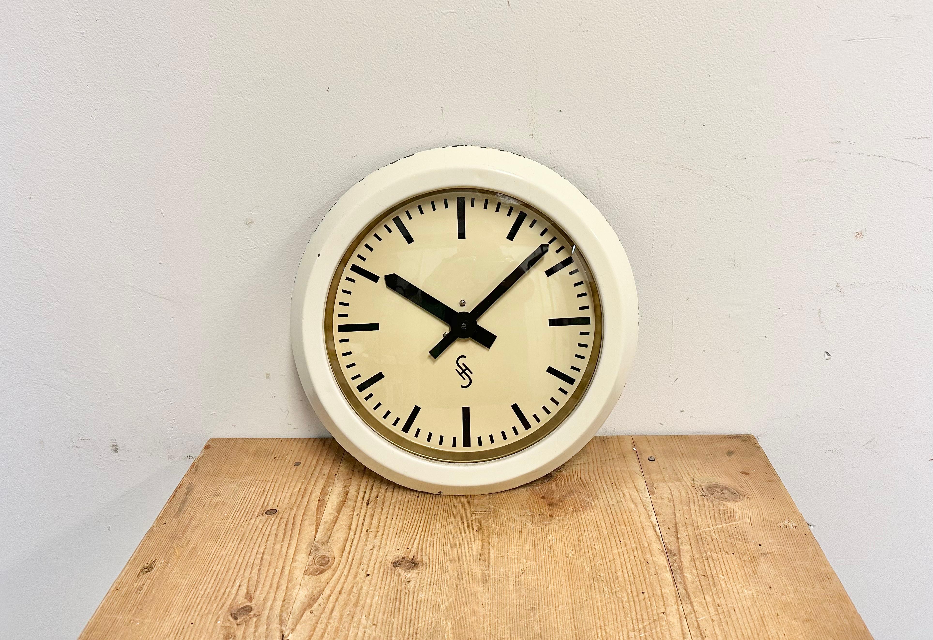 Beige Industrial Factory Wall Clock from Siemens, 1950s In Good Condition For Sale In Kojetice, CZ