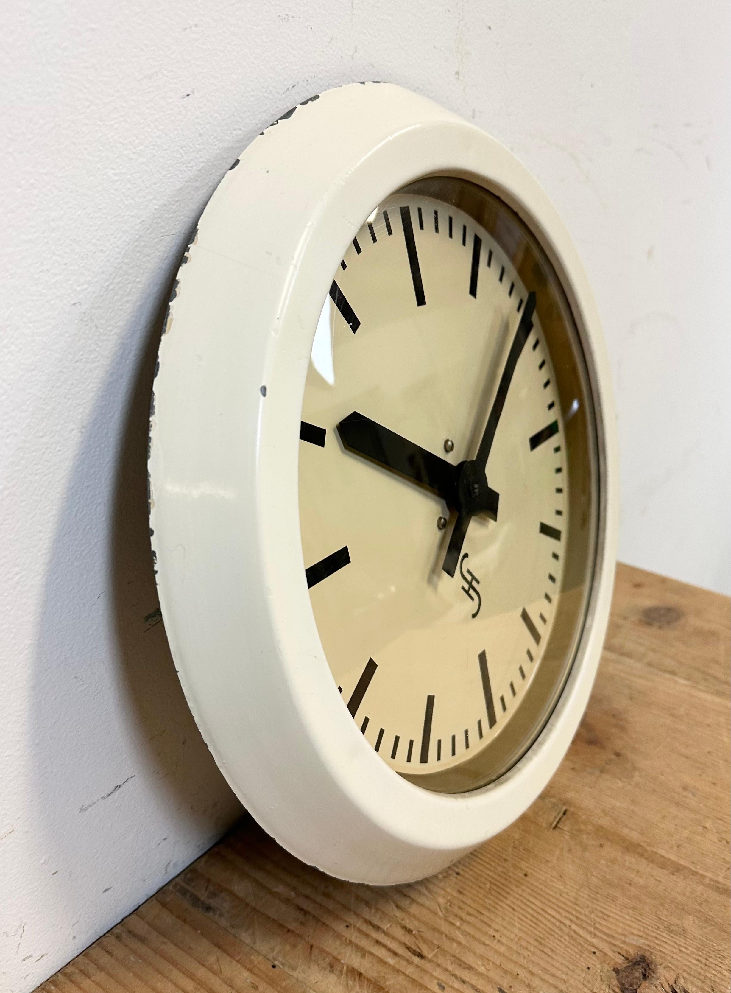 Horloge murale d'usine industrielle beige d'Hermès, années 1950 en vente 1